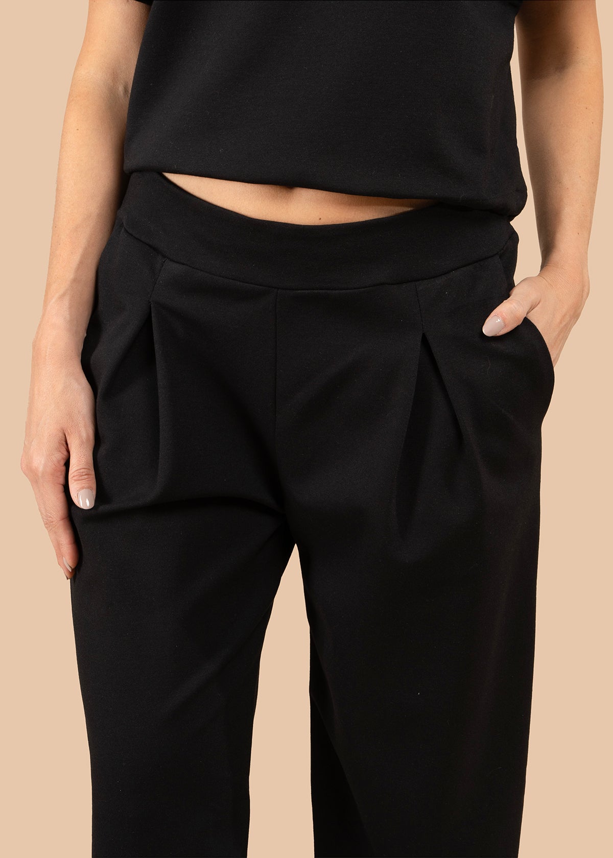Pantalón color negro con pinzas 105803