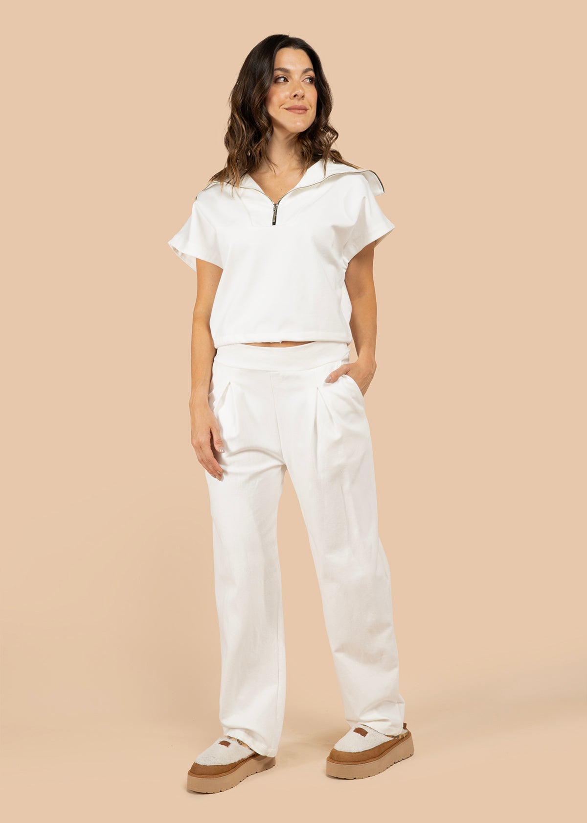 Blusa color blanco tipo polo con cierre metálico 105804
