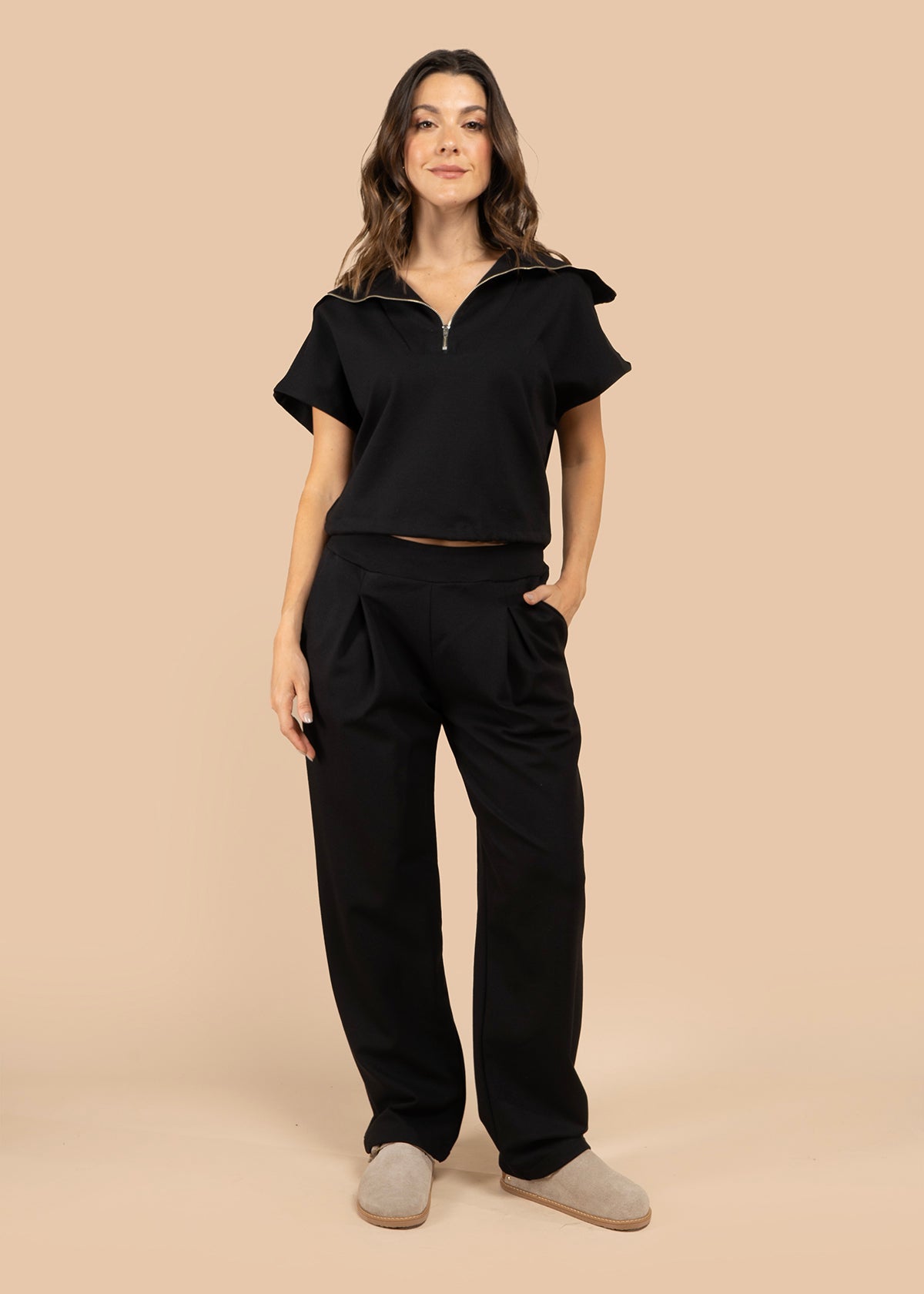 Blusa color negro tipo polo con cierre metálico 105804