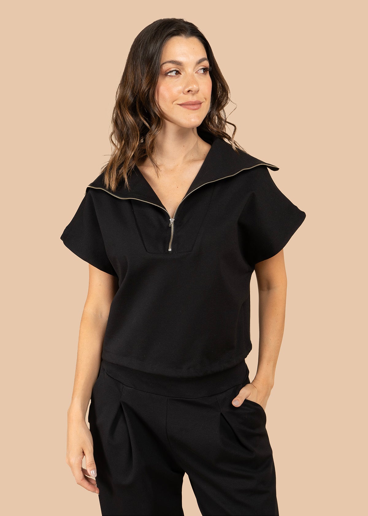 Blusa color negro tipo polo con cierre metálico 105804