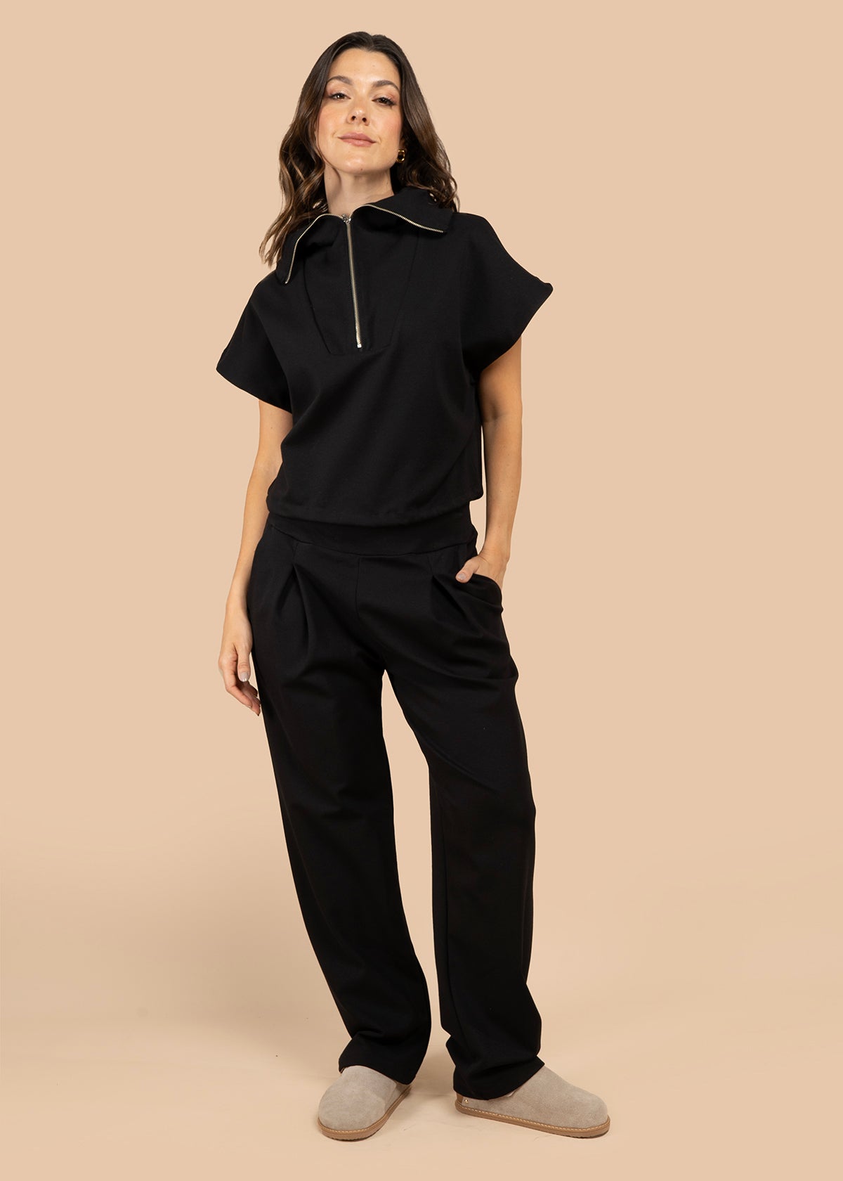 Blusa color negro tipo polo con cierre metálico 105804