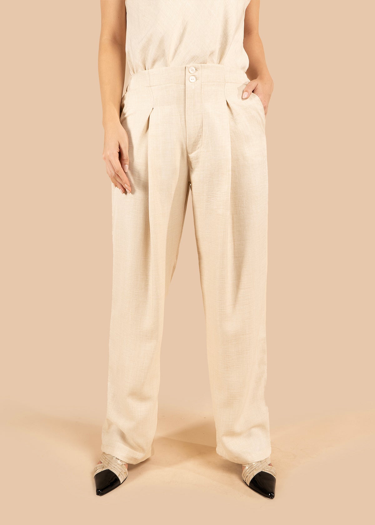 Pantalón color arena con pliegues y caída amplia 105806