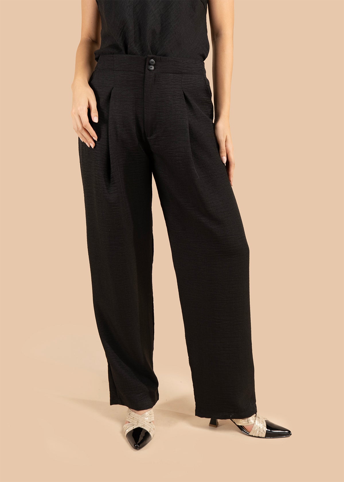 Pantalón color negro con pliegues y caída amplia 105806