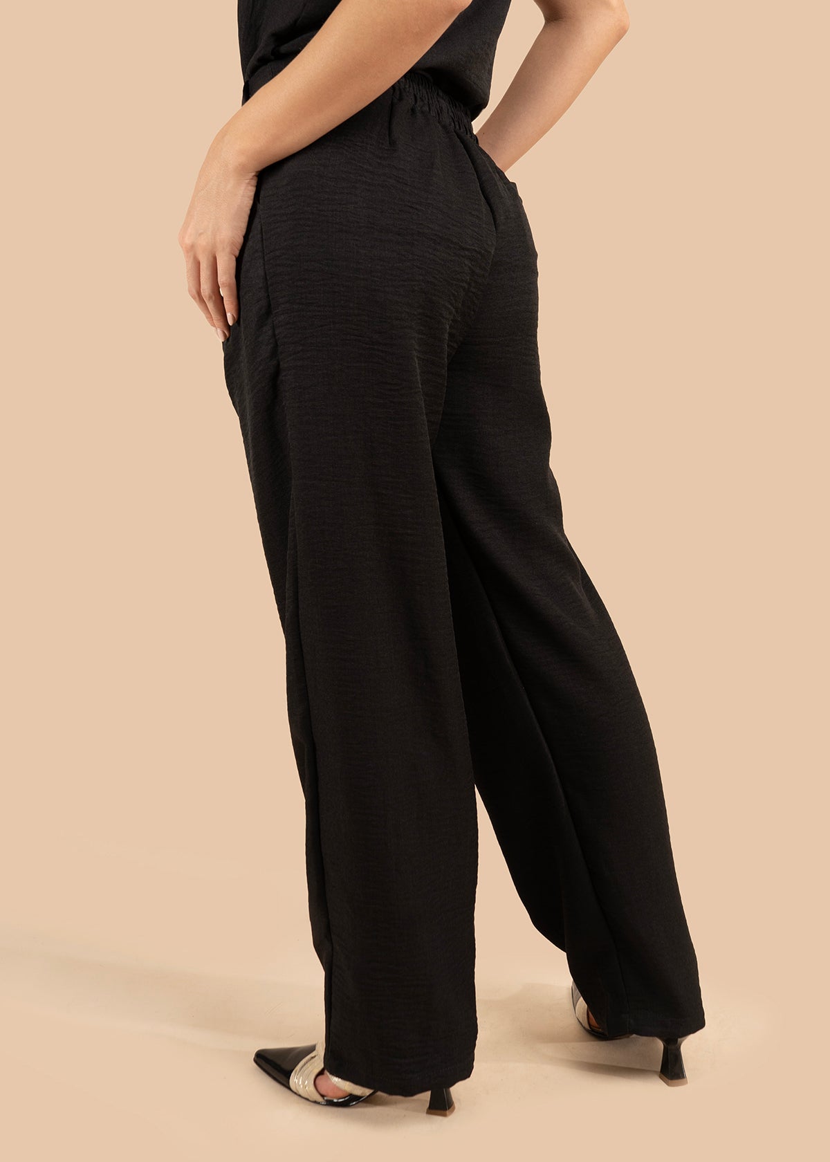 Pantalón color negro con pliegues y caída amplia 105806