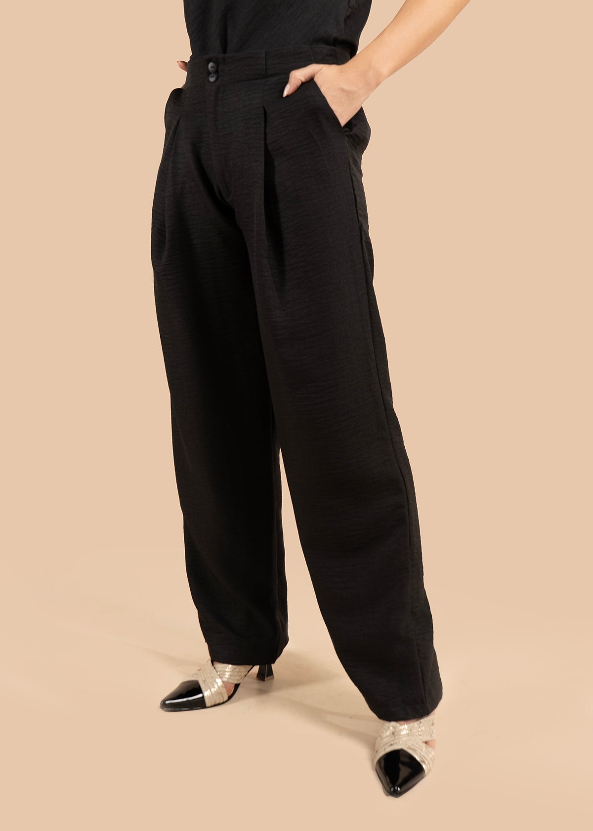 Pantalón color negro con pliegues y caída amplia 105806