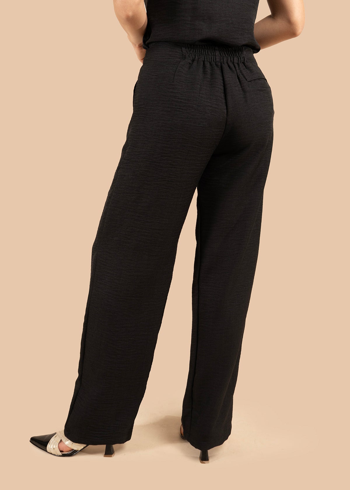 Pantalón color negro con pliegues y caída amplia 105806