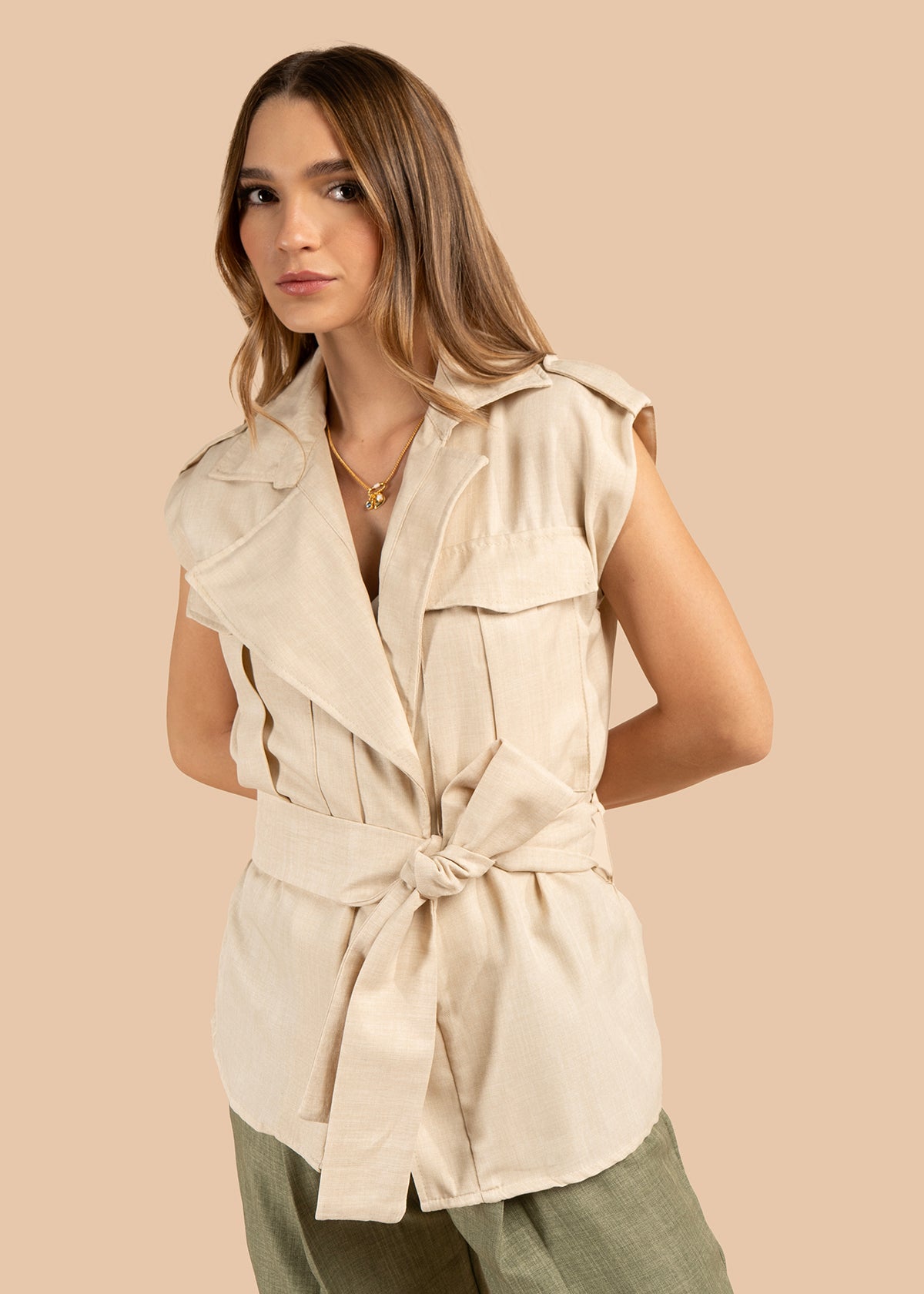 Chaleco color beige con bolsillos frontales y lazo ajustable 105809
