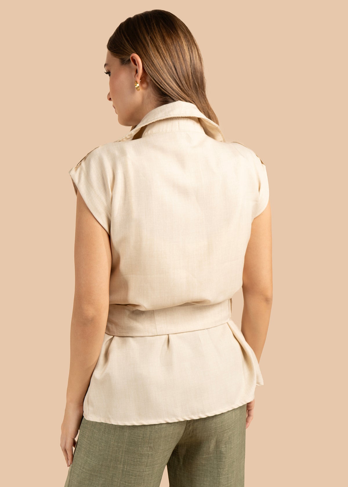 Chaleco color beige con bolsillos frontales y lazo ajustable 105809