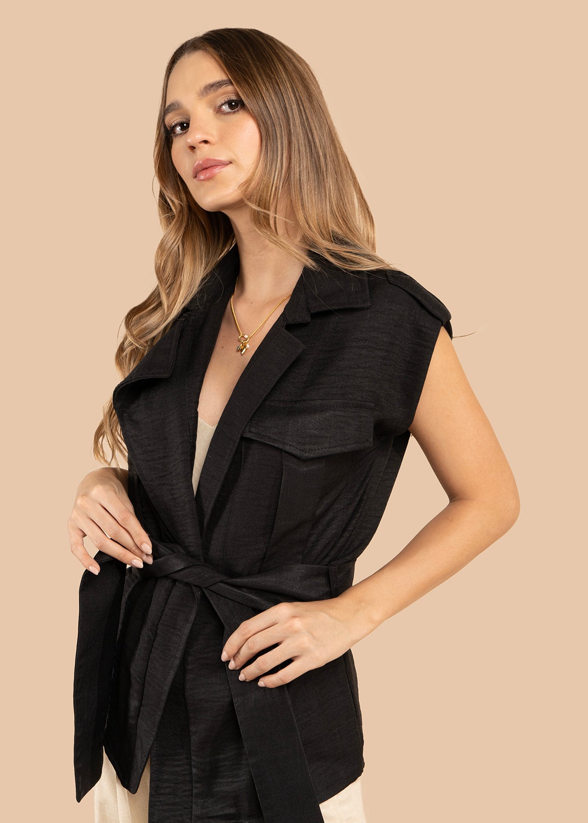Chaleco color negro con bolsillos frontales y lazo ajustable 105809