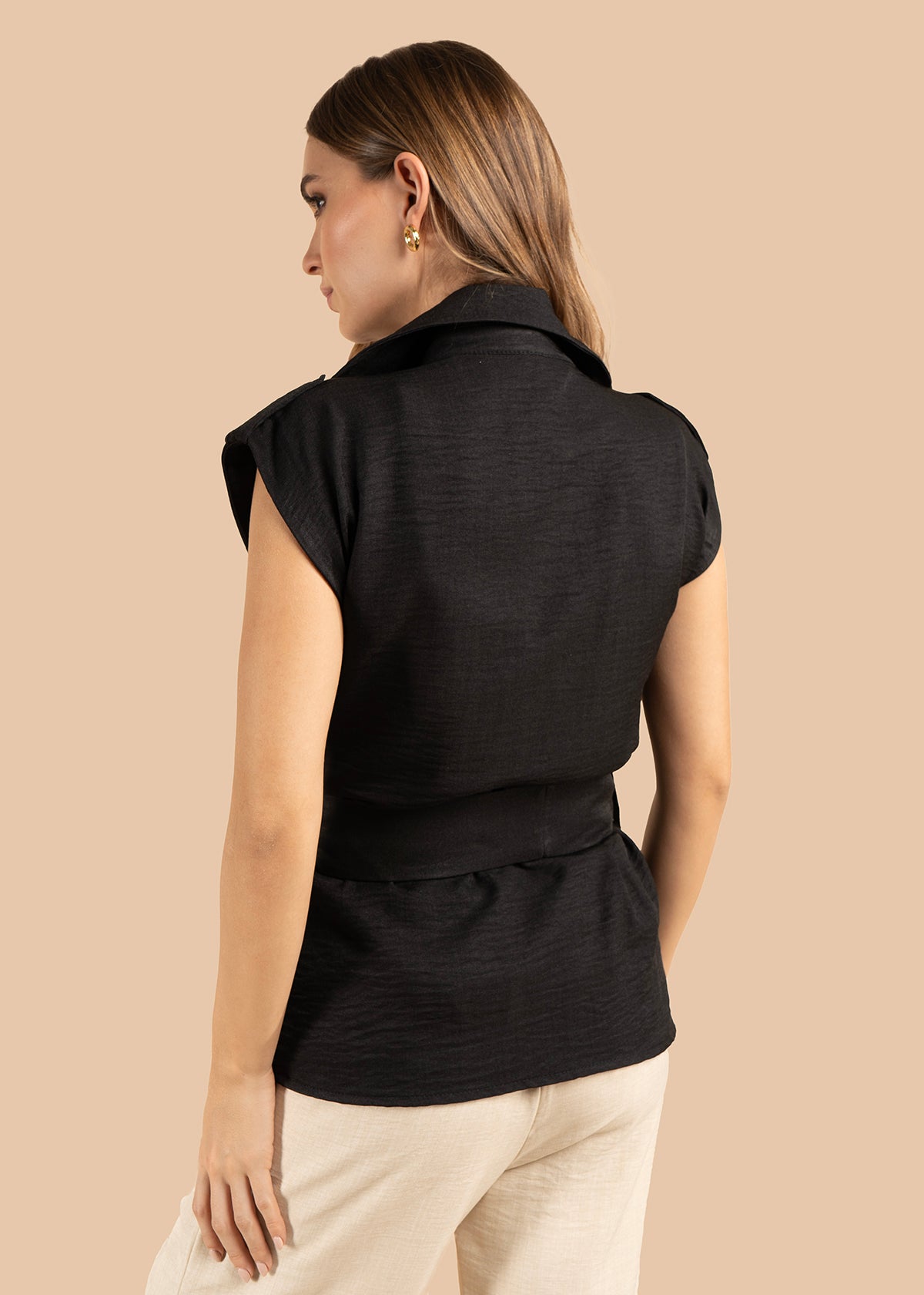 Chaleco color negro con bolsillos frontales y lazo ajustable 105809