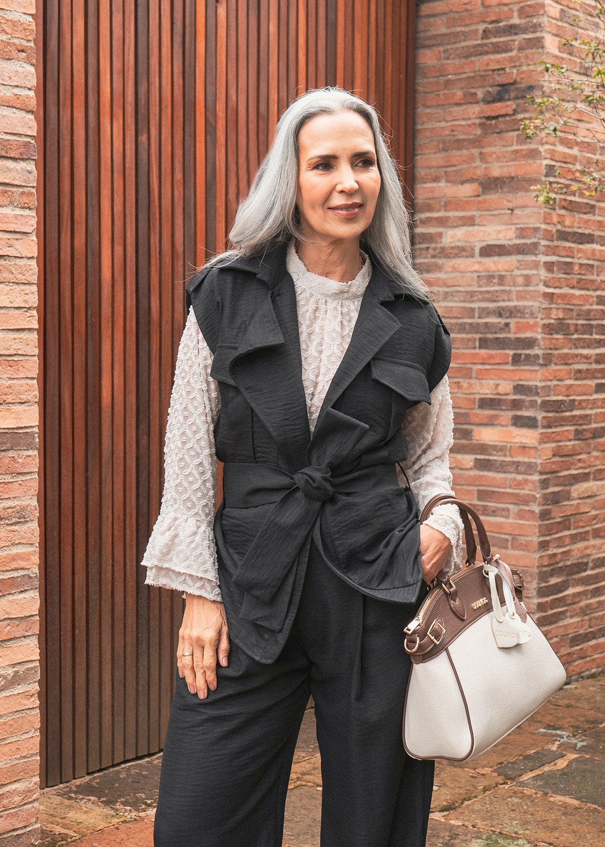 Chaleco color negro con bolsillos frontales y lazo ajustable 105809