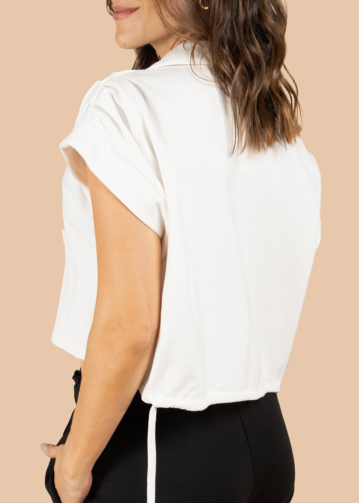 Blusa corta con bolsillos frontales color blanco 105810