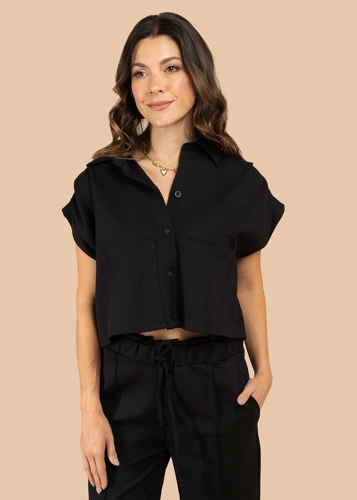 Blusa corta con bolsillos frontales color negro 105810
