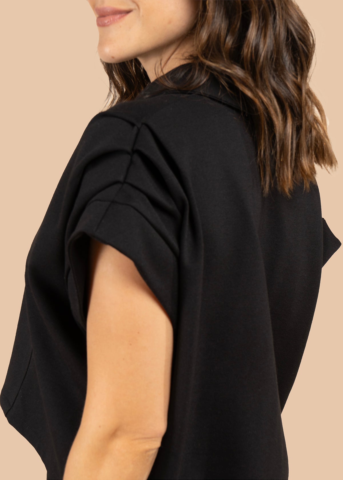 Blusa corta con bolsillos frontales color negro 105810