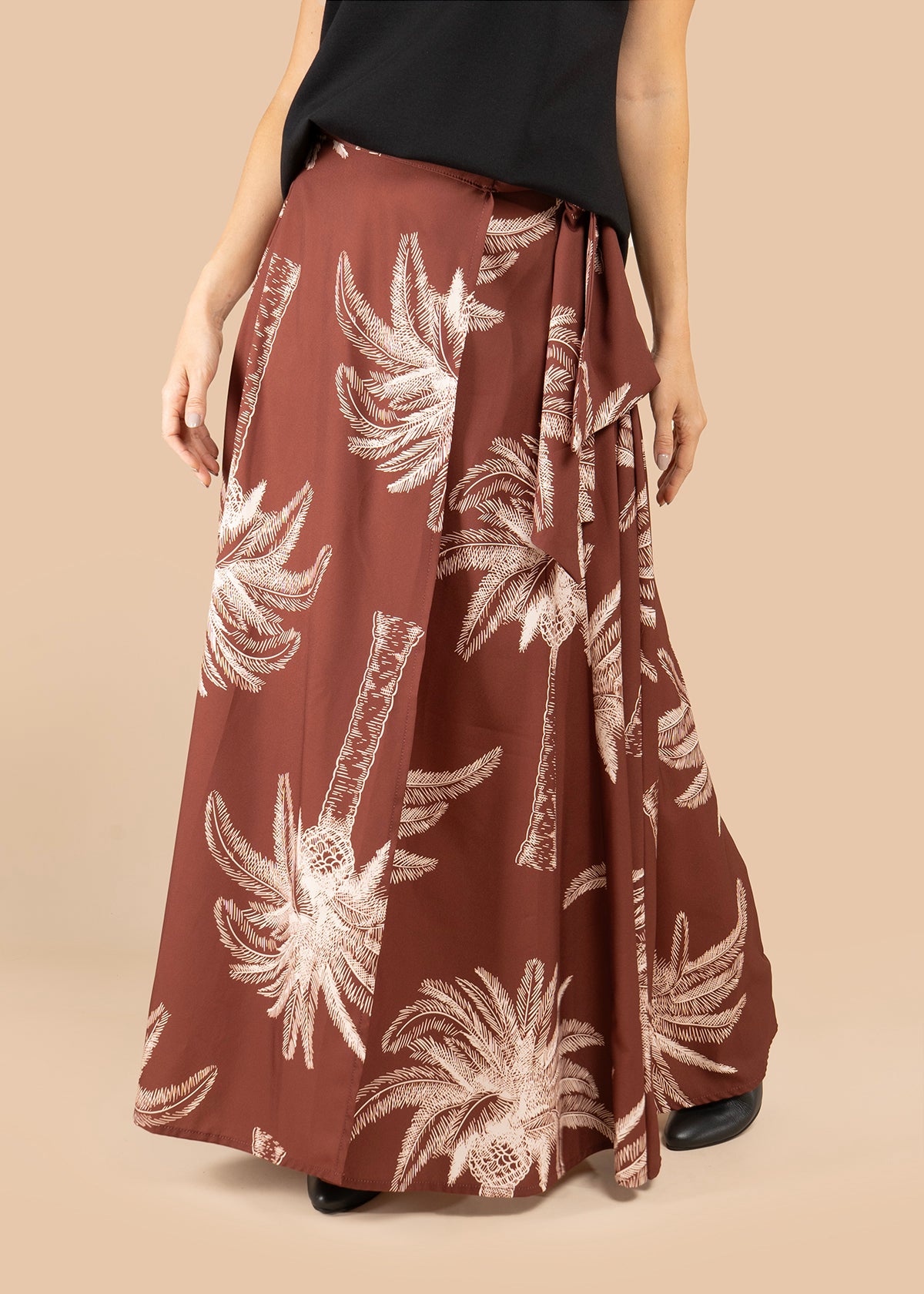 Falda larga color café con estampado botánico 105812