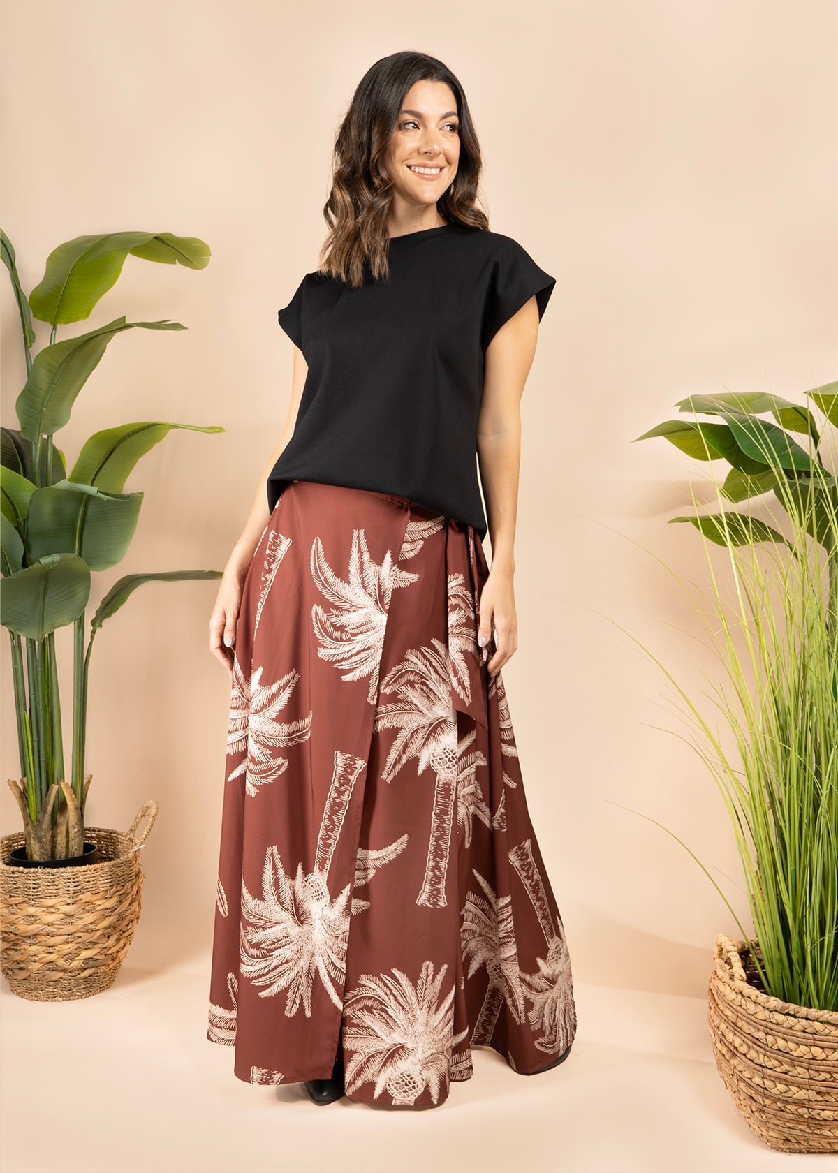 Falda larga color café con estampado botánico 105812