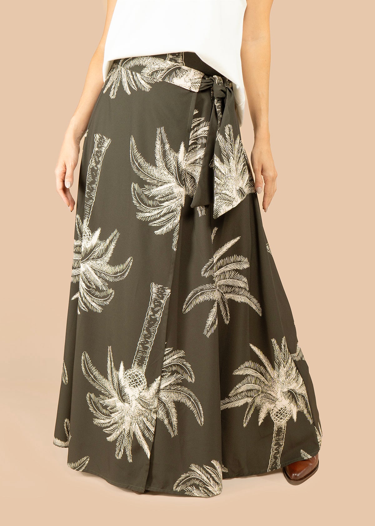 Falda larga color verde con estampado botánico 105812