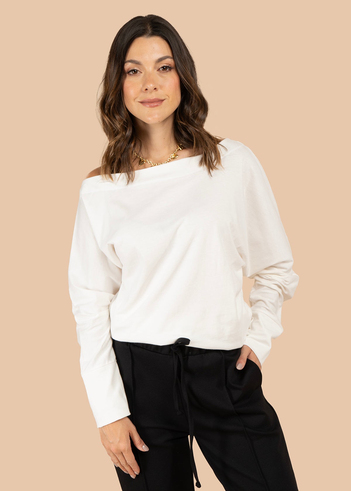 Buzo beige de manga larga con cuello tipo barco 105813