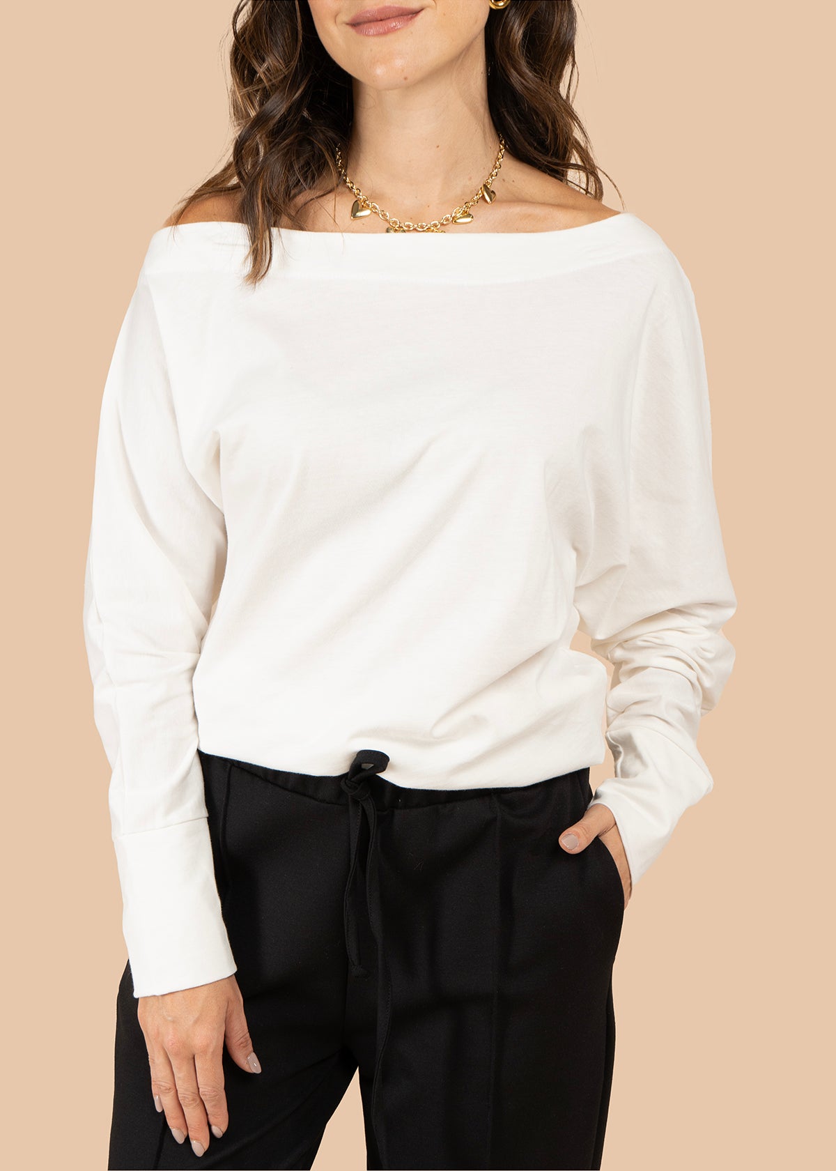 Buzo beige de manga larga con cuello tipo barco 105813