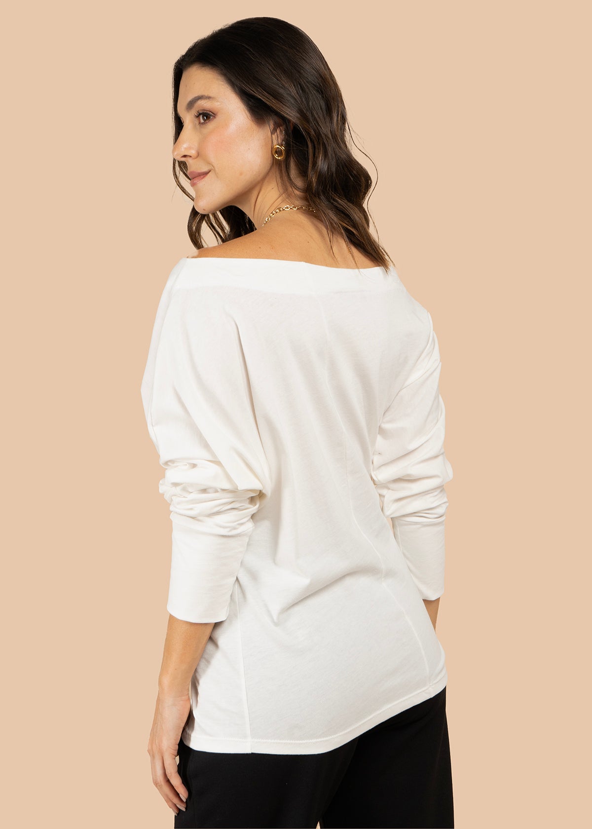 Buzo beige de manga larga con cuello tipo barco 105813