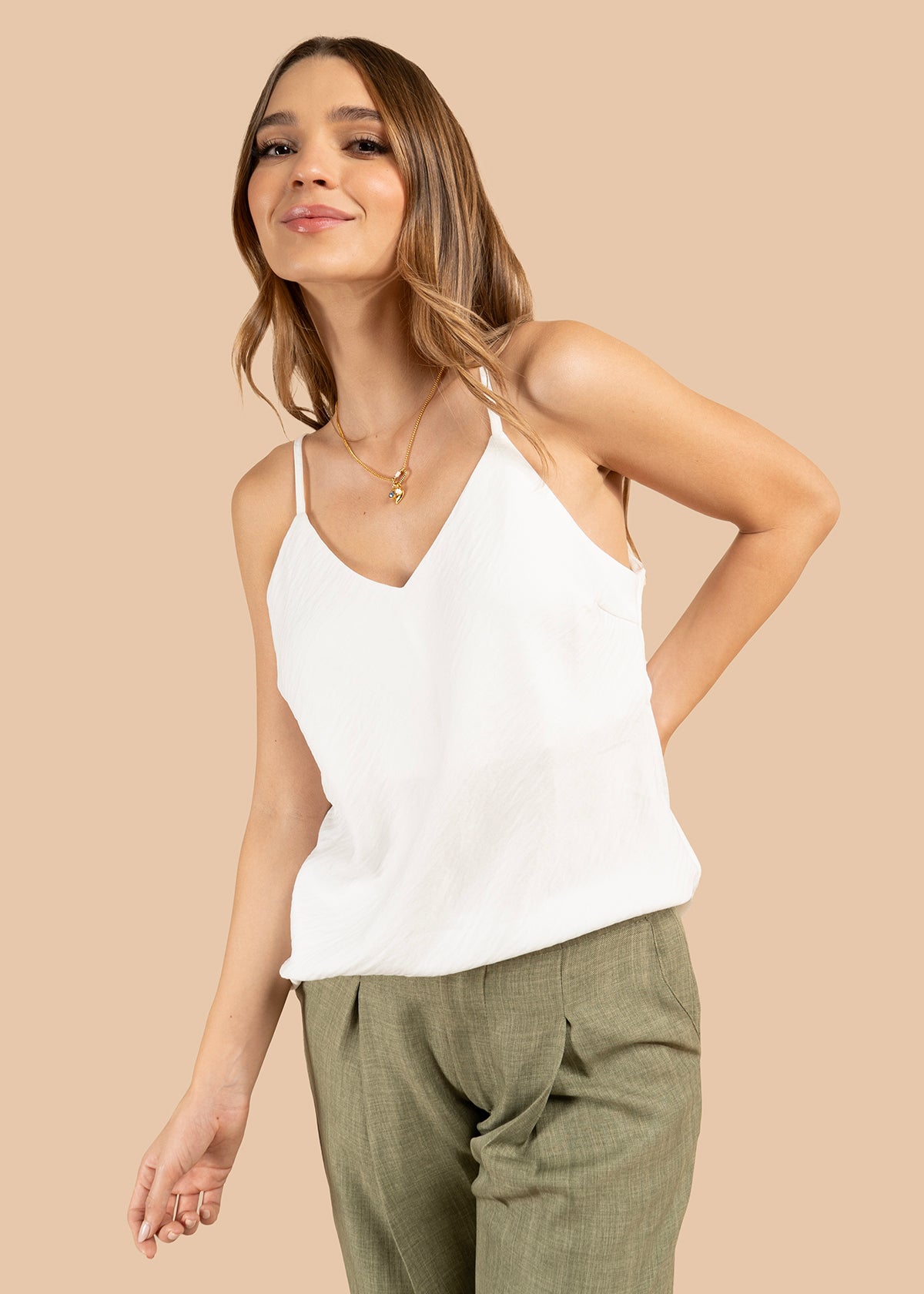Blusa color blanco con tirantes delgados y corte recto 105815