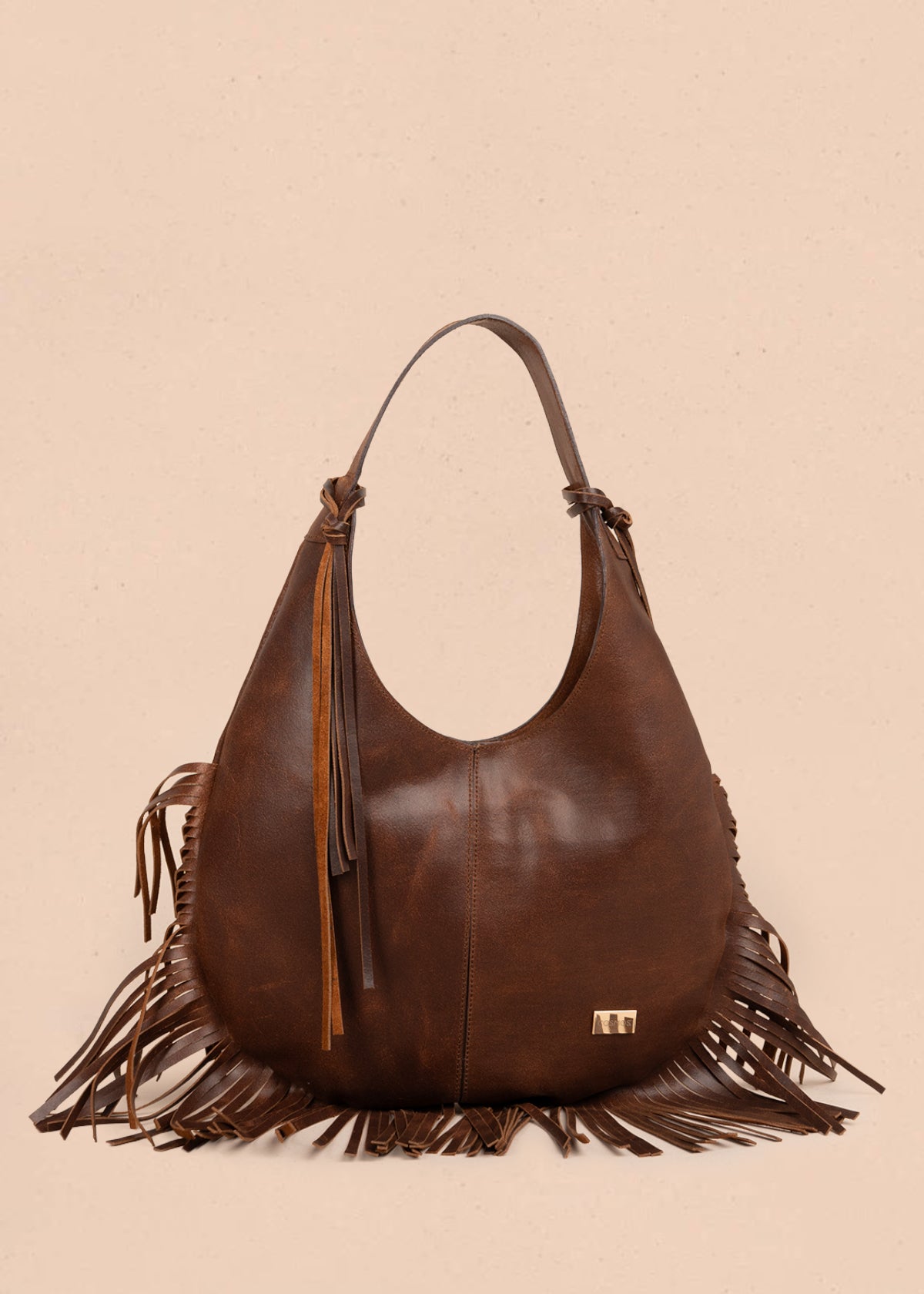 Bolso tipo shopping en cuero color café con detalle de flecos 105816