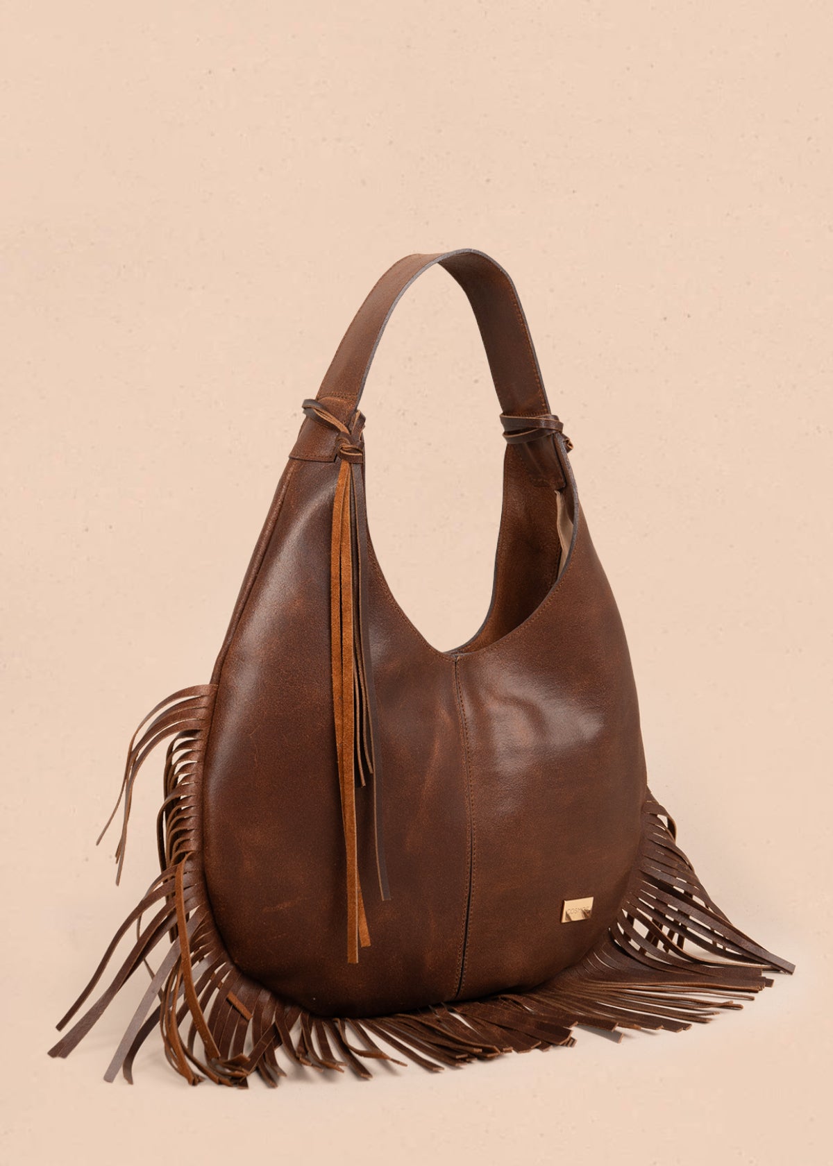 Bolso tipo shopping en cuero color café con detalle de flecos 105816