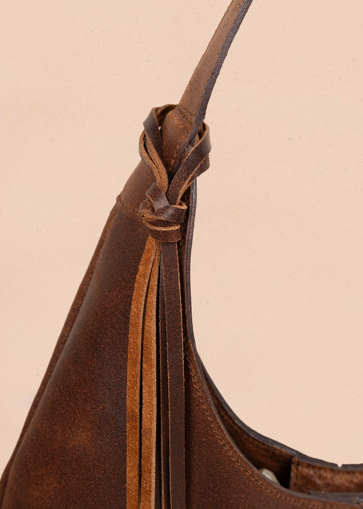 Bolso tipo shopping en cuero color café con detalle de flecos 105816