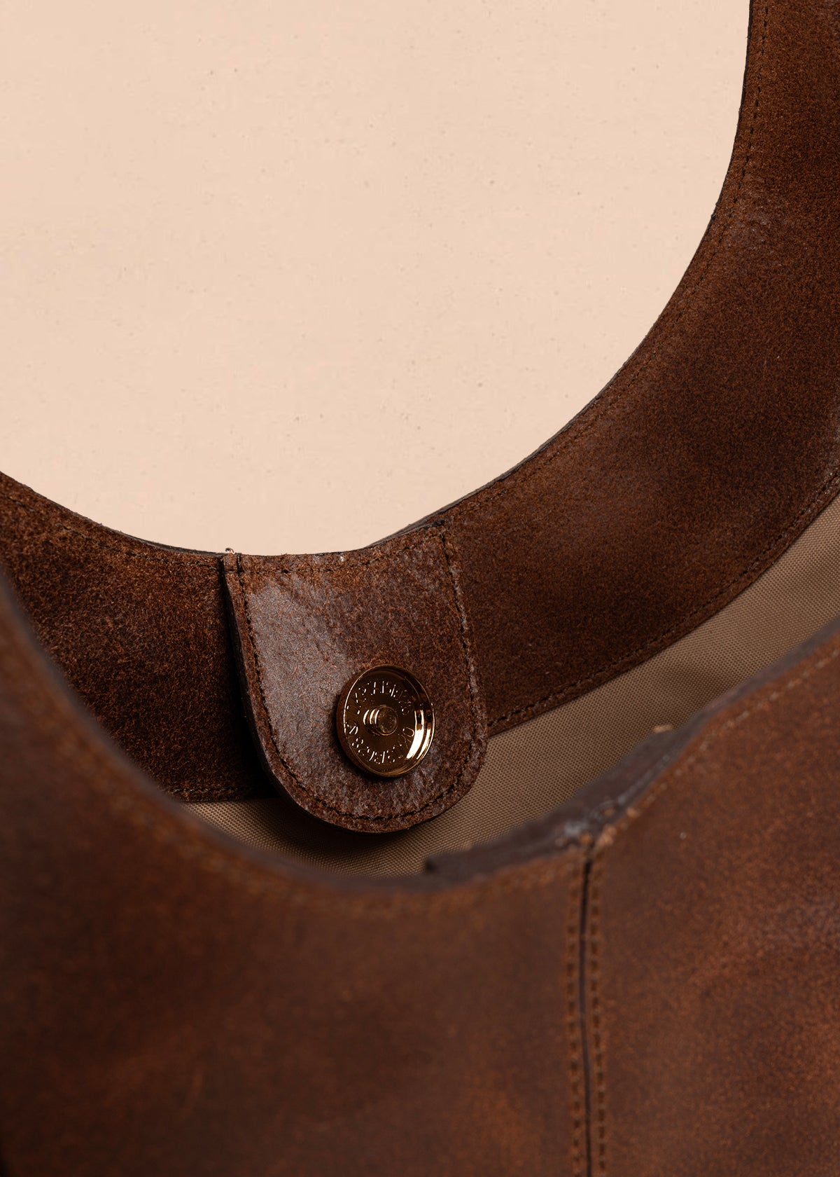 Bolso tipo shopping en cuero color café con detalle de flecos 105816