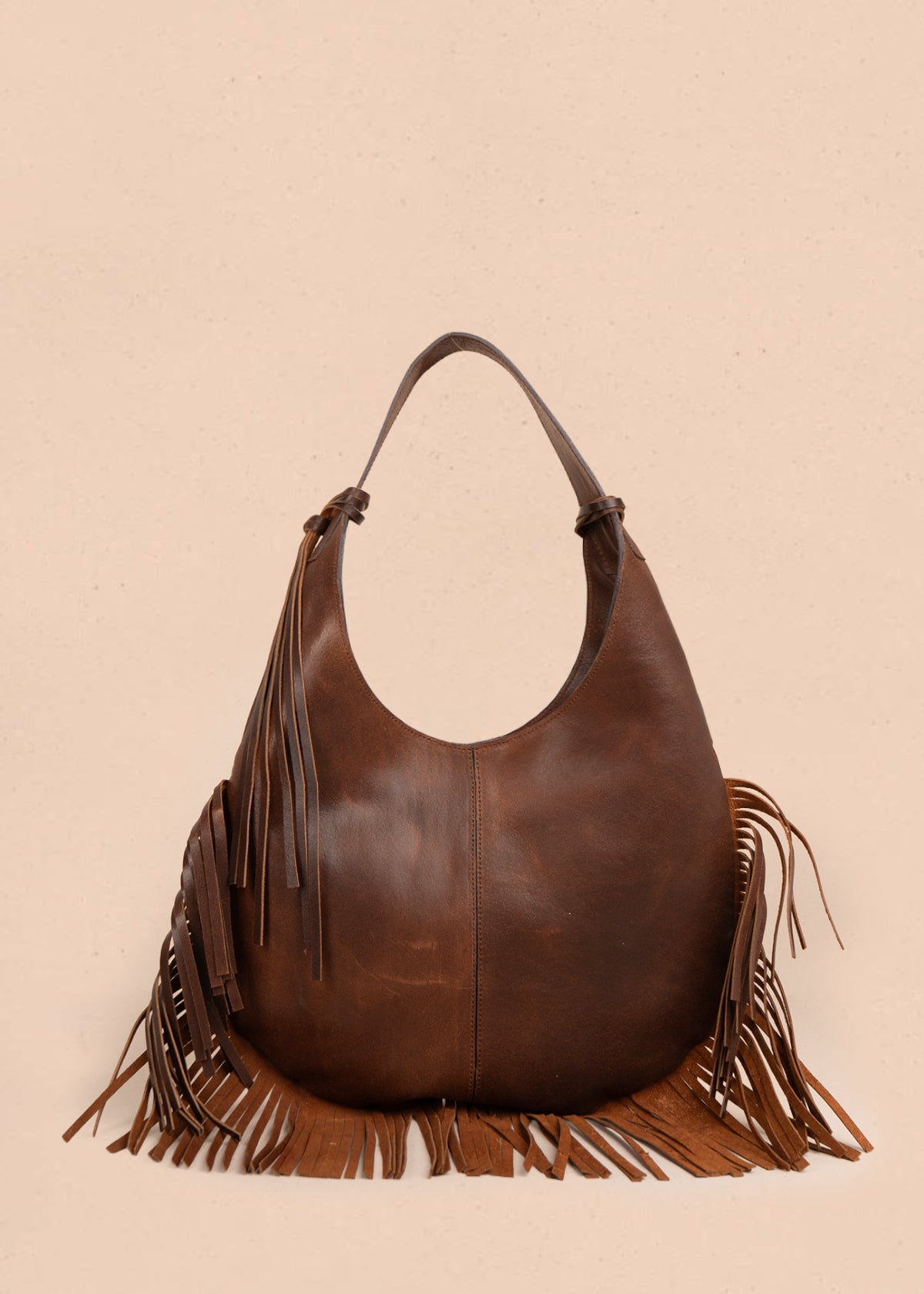 Bolso tipo shopping en cuero color café con detalle de flecos 105816