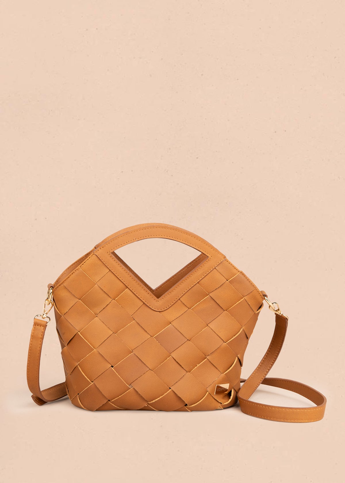 Bolso tipo cartera en cuero color miel con detalle entramado 105817