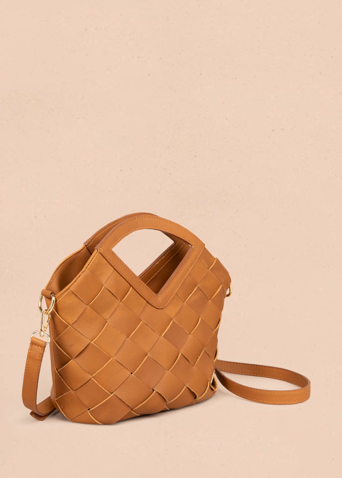 Bolso tipo cartera en cuero color miel con detalle entramado 105817