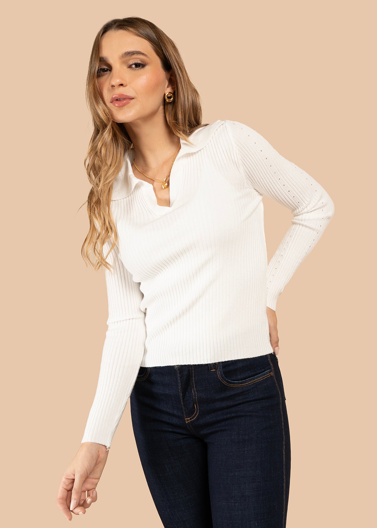 Buzo color blanco con manga larga y cuello estructurado 105824