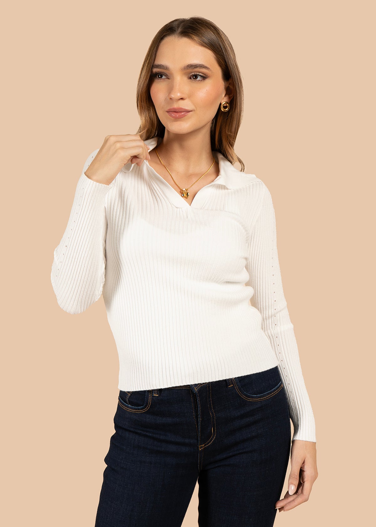 Buzo color blanco con manga larga y cuello estructurado 105824