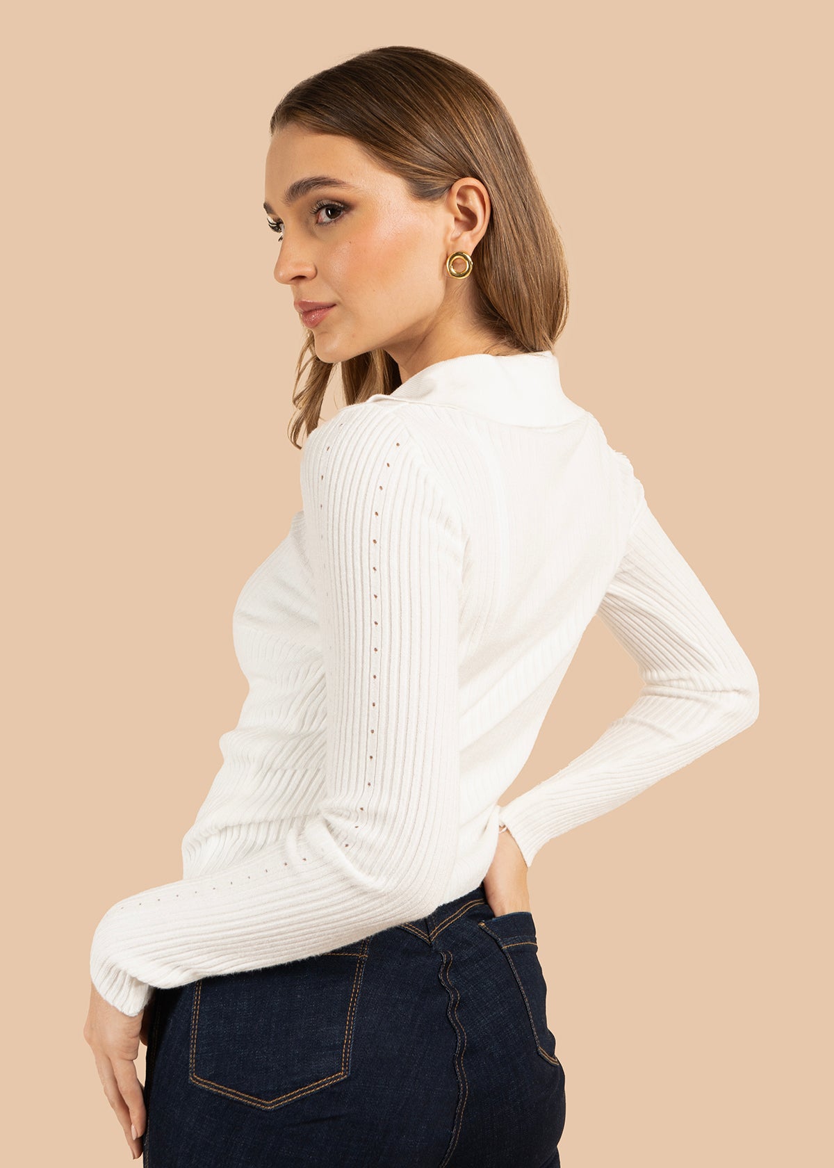 Buzo color blanco con manga larga y cuello estructurado 105824
