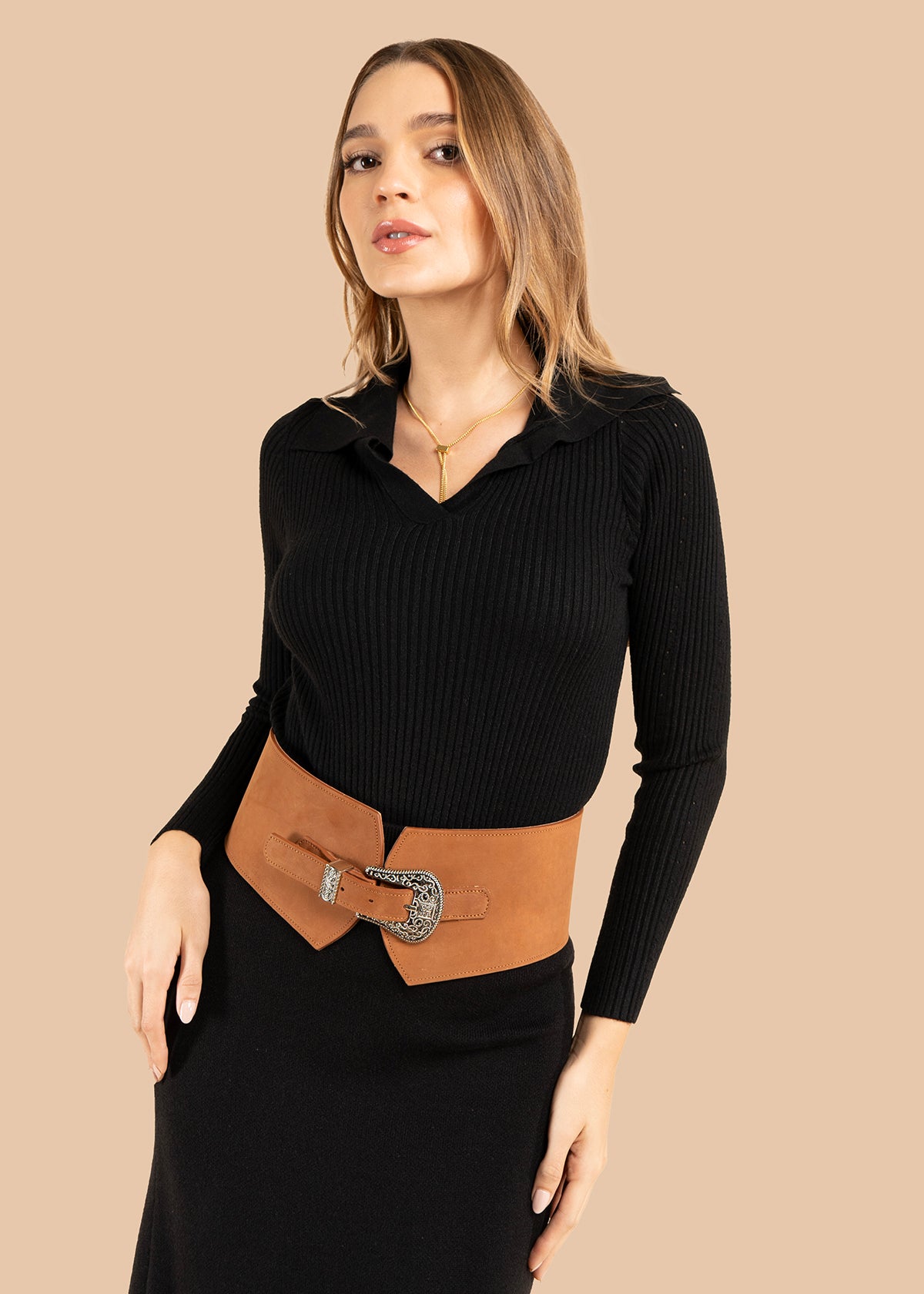 Buzo color negro con manga larga y cuello estructurado 105824