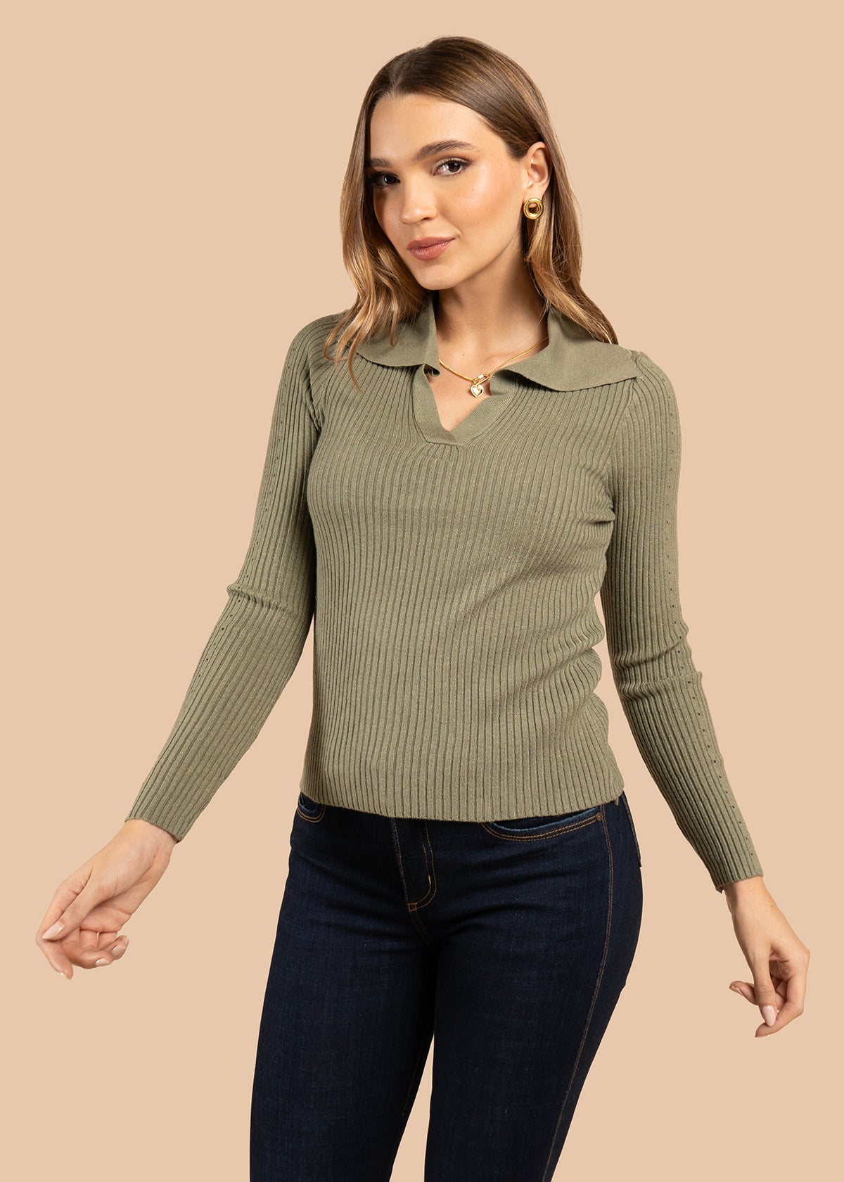 Buzo color verde con manga larga y cuello estructurado 105824