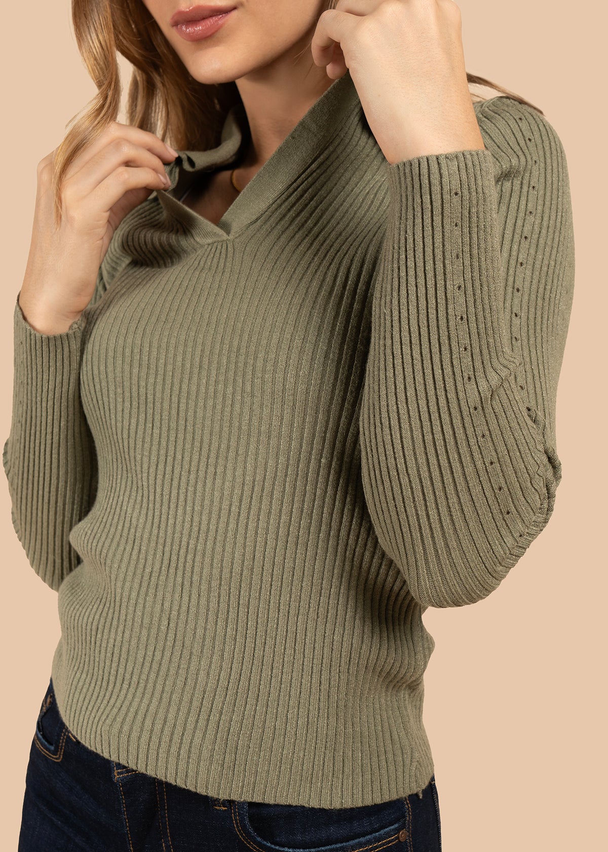 Buzo color verde con manga larga y cuello estructurado 105824