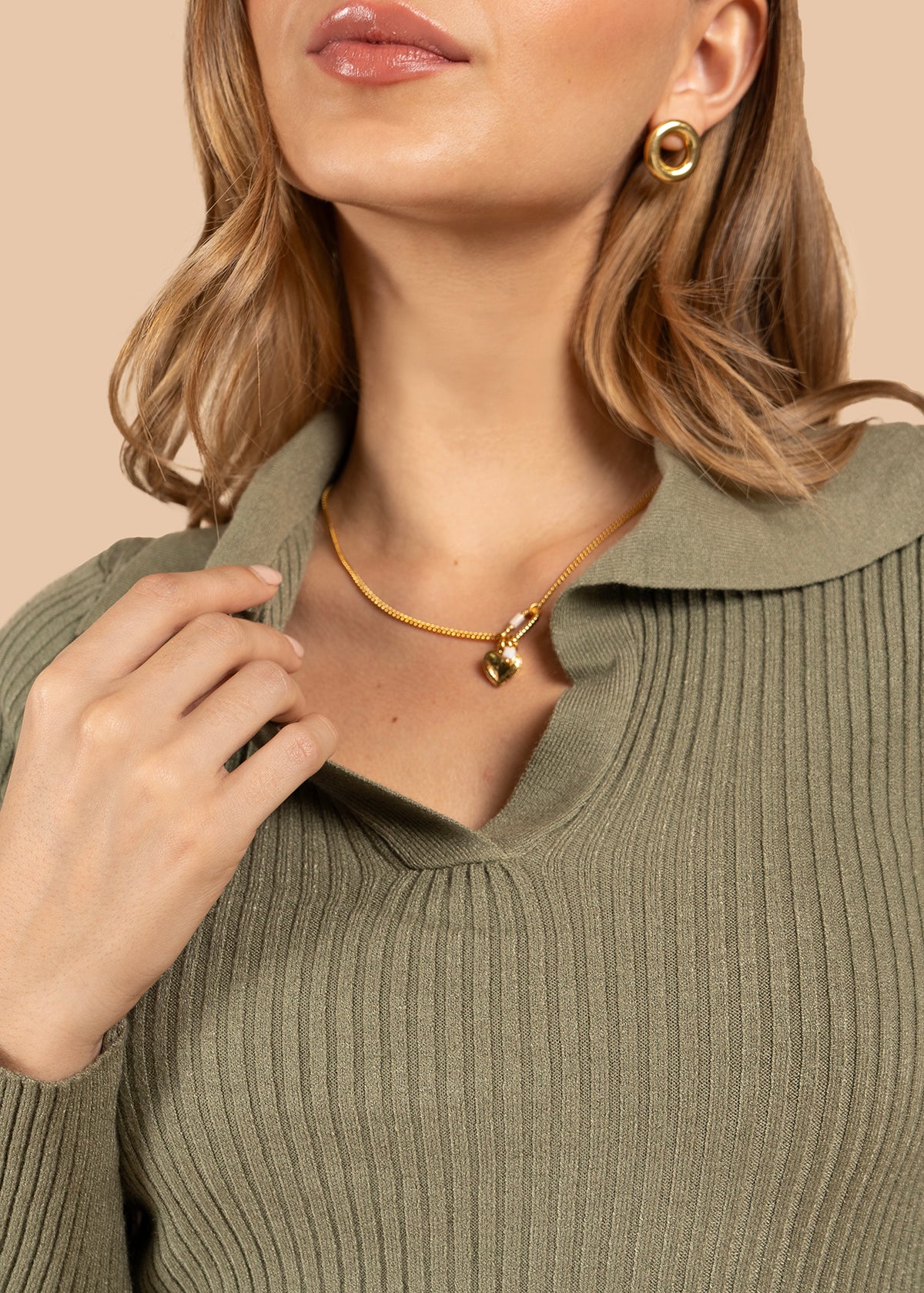 Buzo color verde con manga larga y cuello estructurado 105824