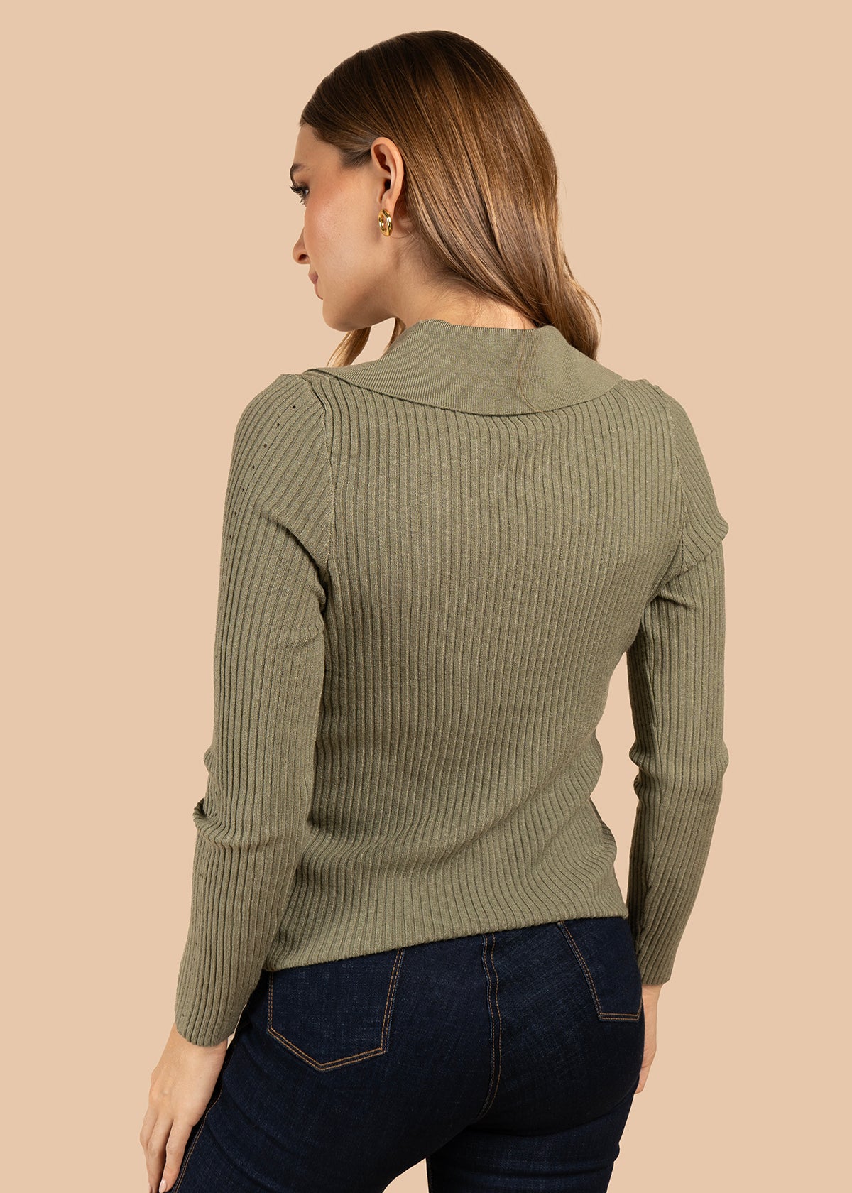 Buzo color verde con manga larga y cuello estructurado 105824