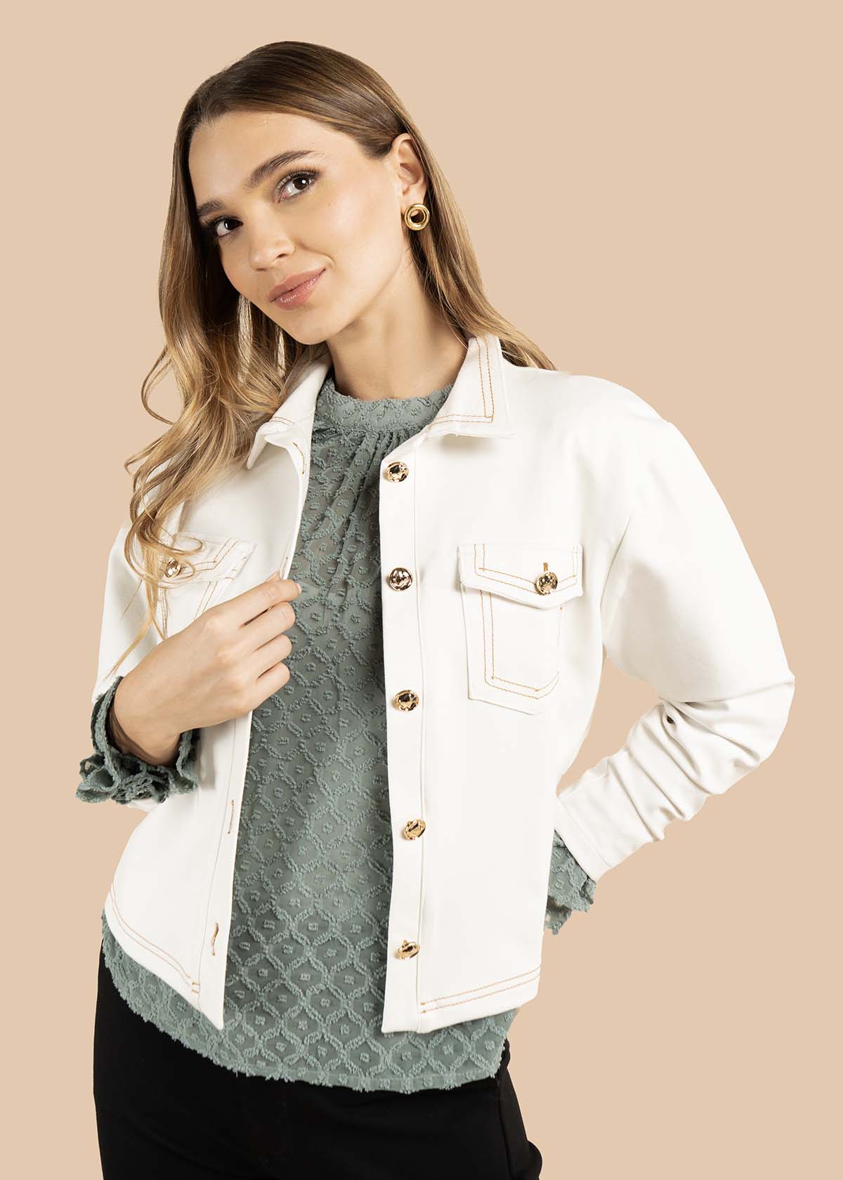 Chaqueta color beige con botones dorados y bolsillos frontales 105825