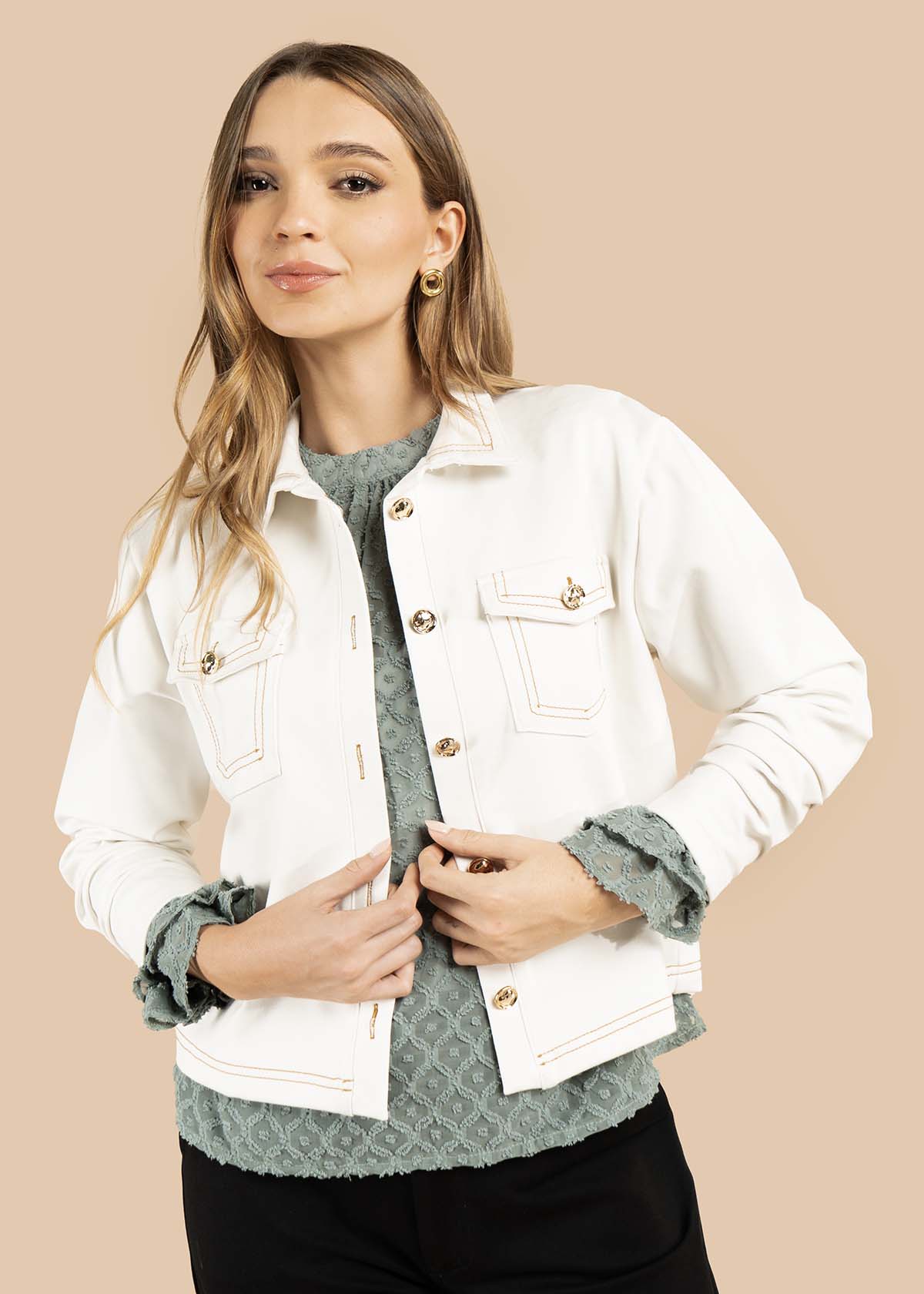 Chaqueta color beige con botones dorados y bolsillos frontales 105825