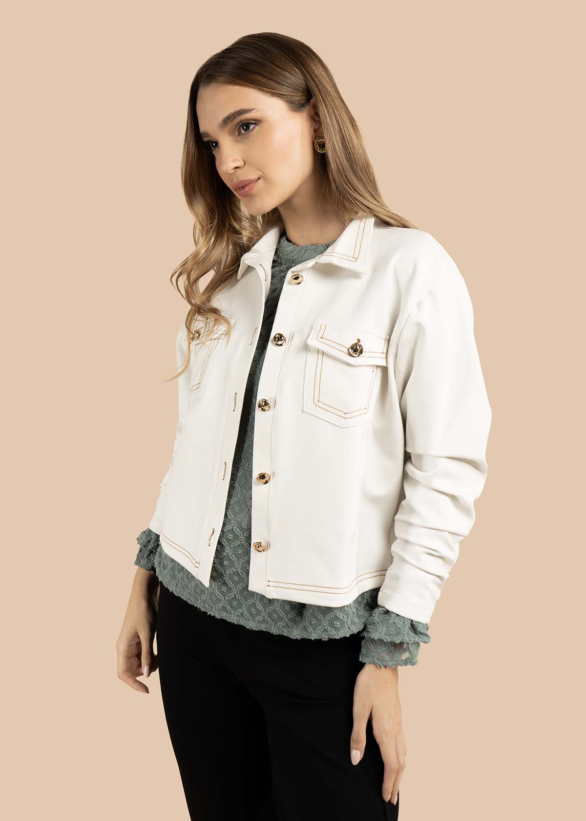 Chaqueta color beige con botones dorados y bolsillos frontales 105825