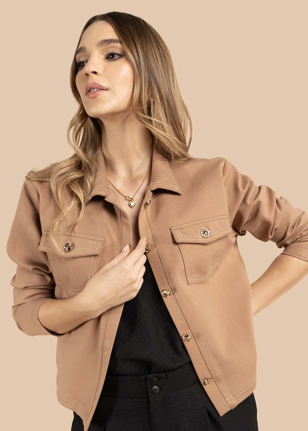 Chaqueta color camel con botones dorados y bolsillos frontales 105825