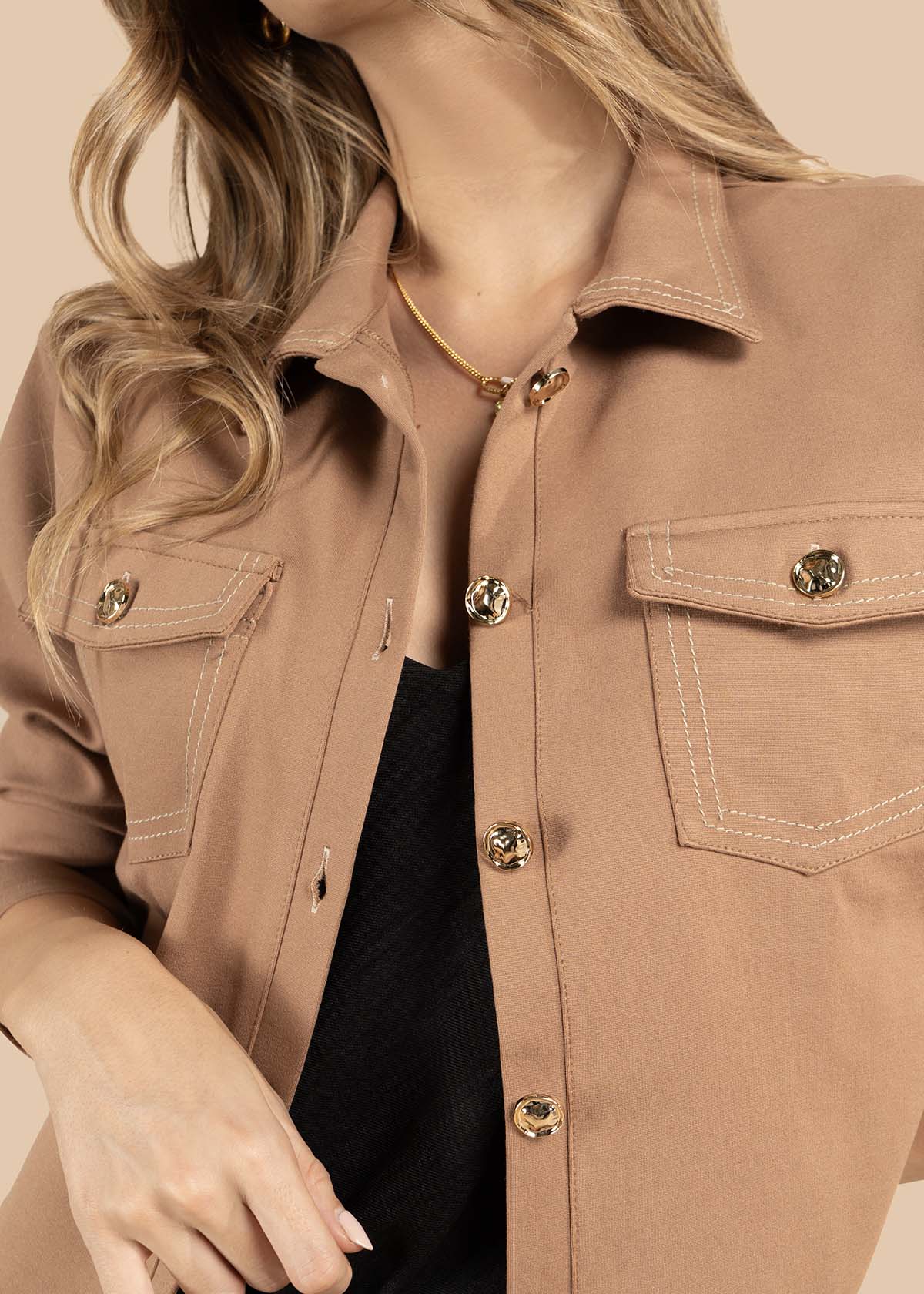 Chaqueta color camel con botones dorados y bolsillos frontales 105825