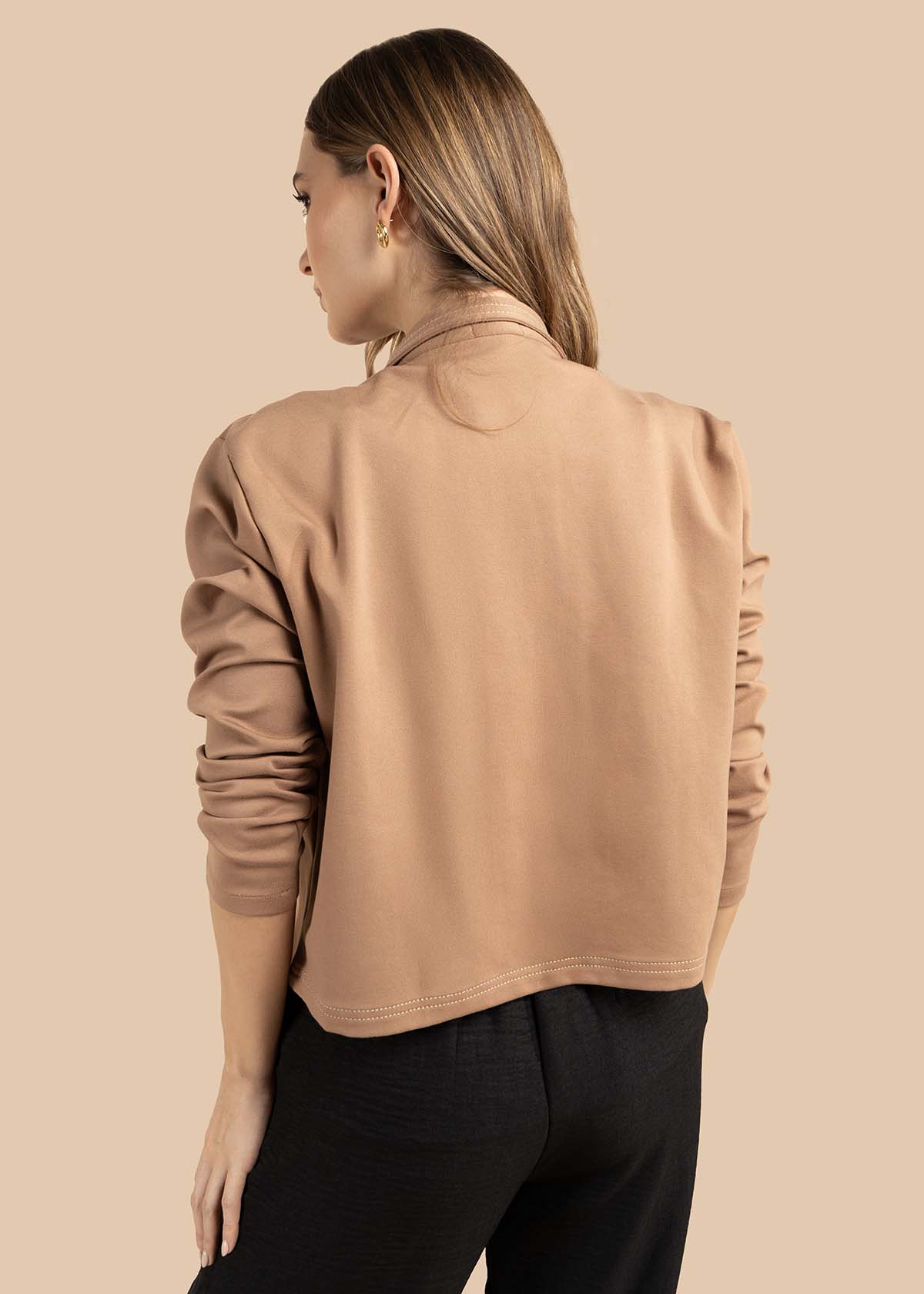 Chaqueta color camel con botones dorados y bolsillos frontales 105825