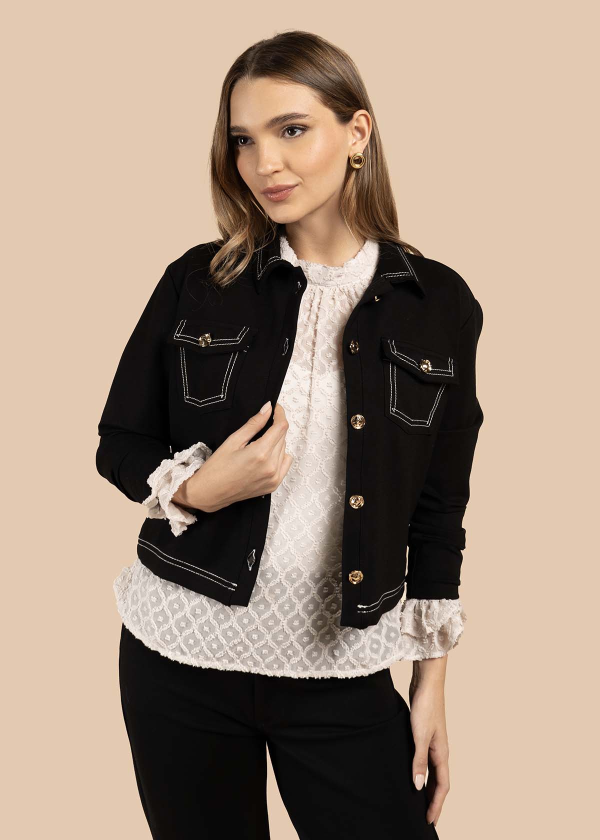 Chaqueta color negro con botones dorados y bolsillos frontales 105825