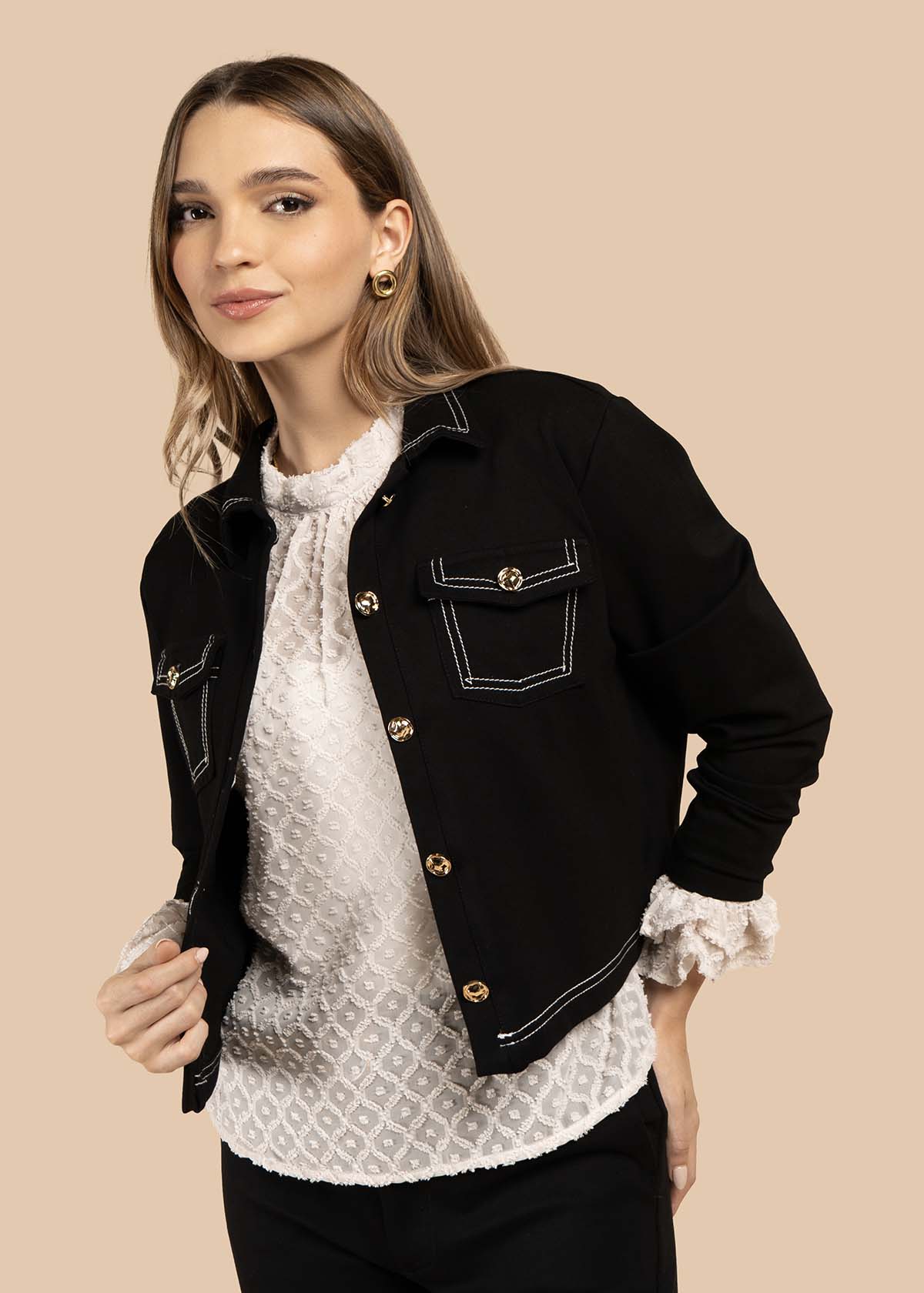 Chaqueta color negro con botones dorados y bolsillos frontales 105825