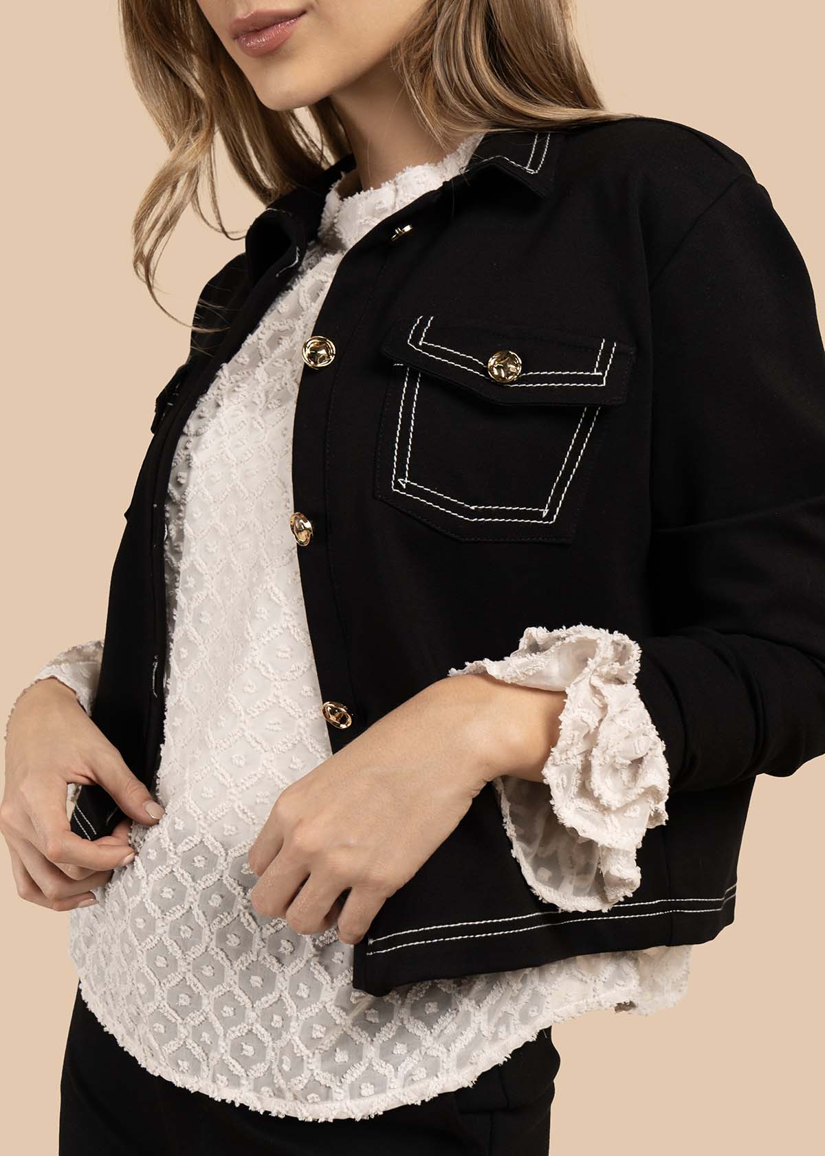 Chaqueta color negro con botones dorados y bolsillos frontales 105825