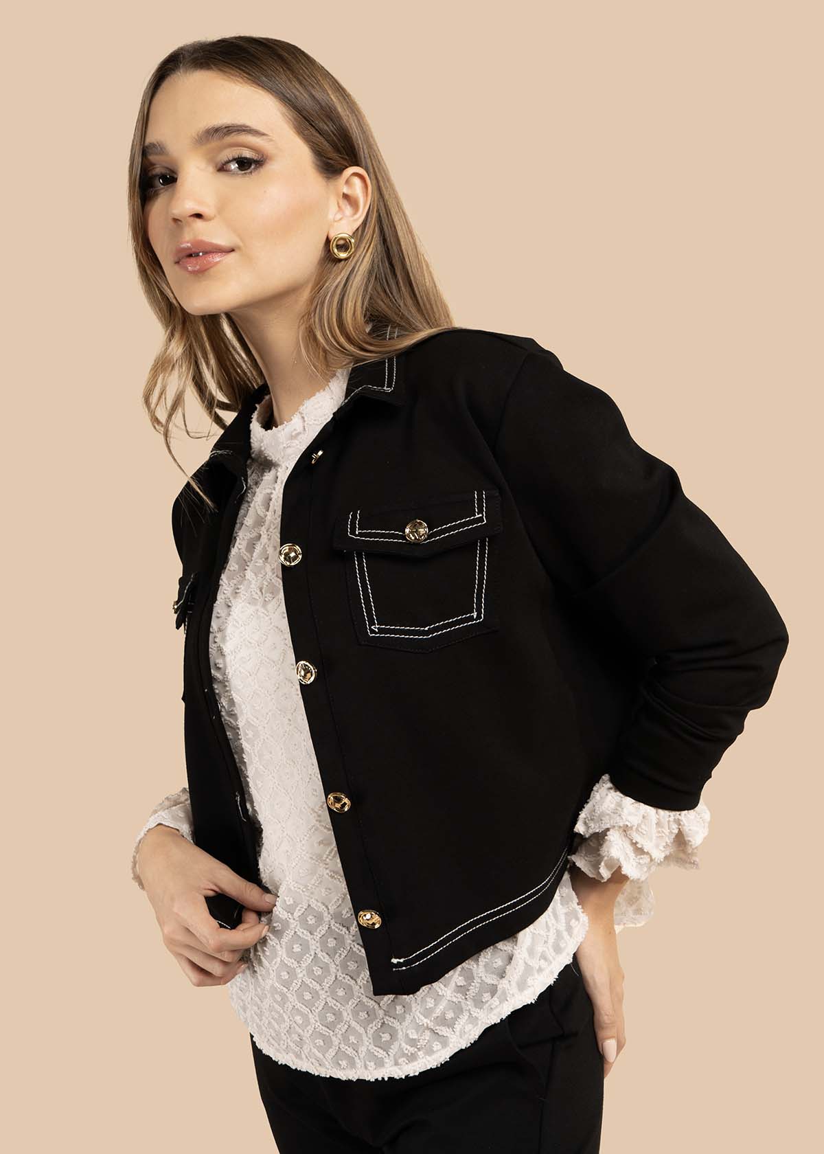 Chaqueta color negro con botones dorados y bolsillos frontales 105825